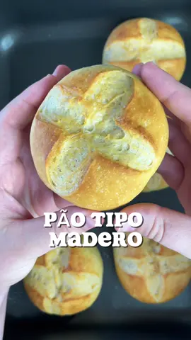 Pão de hambúrguer tipo Madero 🍔  Me segue para não perder nenhuma receitinha @vicsantos.emp  Ingredientes:  Pré fermento: 30g de farinha, 5g de fermento,30ml de água. Massa: o pré fermento, 300g de farinha, 1/2 colher de sopa de açúcar , uma colher de sobremesa de sal, 170ml de água, 1 colher de sopa de banha ou manteiga. #paodehamburguer #paodomadero 