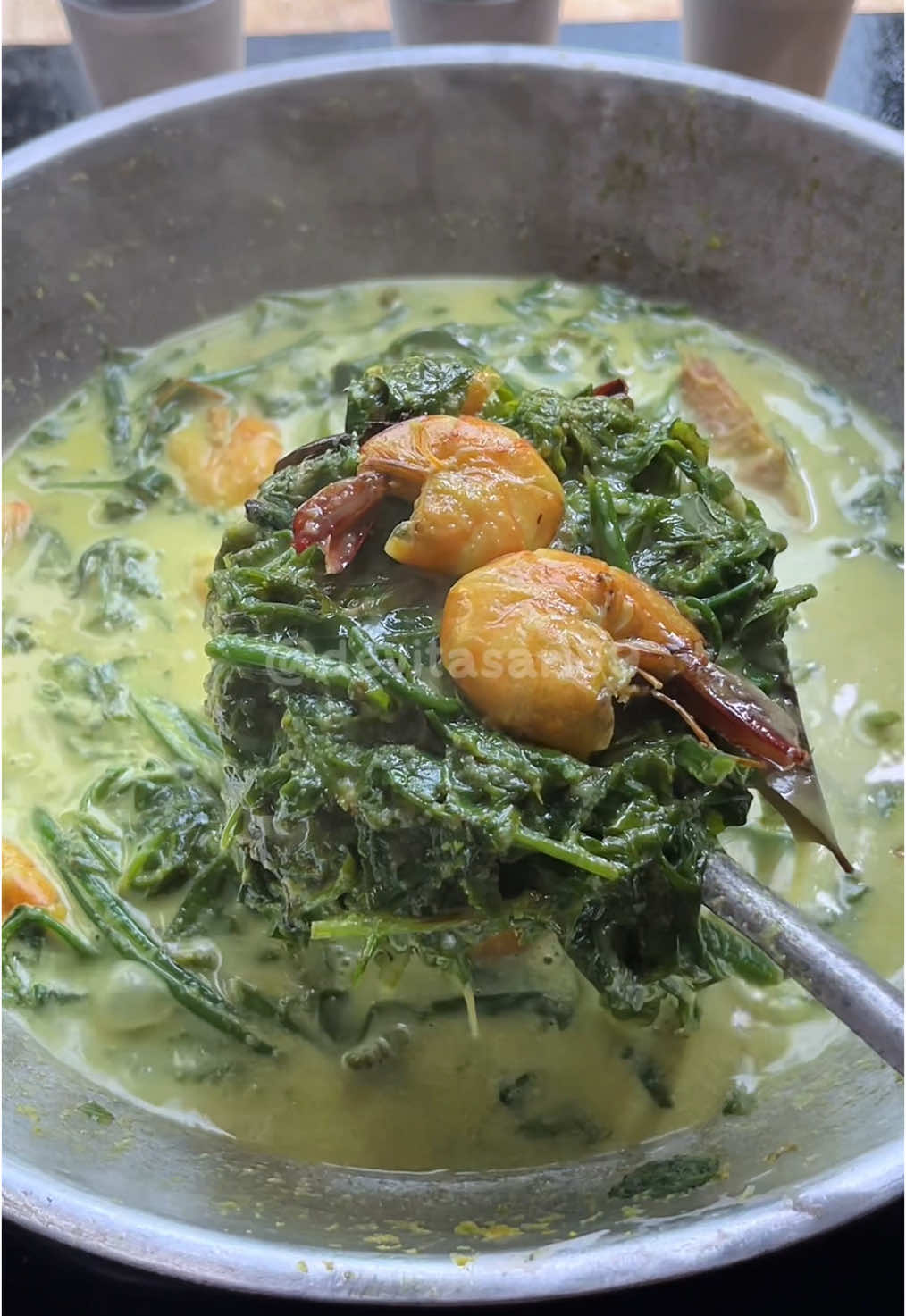 GULAI PAKU/PAKIS UDANG Bahan 1 ikat paku/pakis Udang sesuai selera - Bumbu halus 6 bawang merah  2 bawang putih 1/2 jempol jahe 1/2 kelingking kunyit 3 butir kemiri cabe rawit sesuai selera - 800 ml Santan Daun salam Daun jeruk Serai dan lengkuas . #masakanpadang#resep#menurumahan#fyp#foryourpagе#cooking