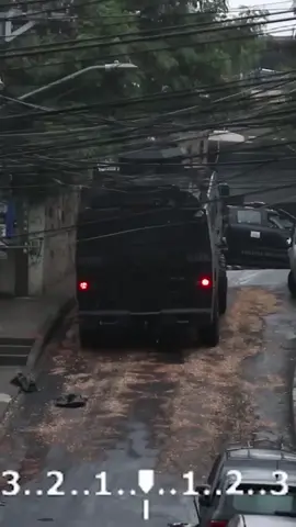 Un Caveirão pierde el control durante una operación en el Complexo del Alemão, golpeando autos estacionados. La policía enfrenta obstáculos en su lucha contra el crimen organizado. #Caveirão #OperaciónPolicial #RíoDeJaneiro #ComplejoDelAlemão #SeguridadPública #Criminalidad #ViolenciaEnRío #Policía #NoticiasDeHoy #AccidenteDeTráfico #Justicia #OperaciónTorniquete #LaLuchaContraElCrimen #TráficoDeDrogas #RíoDeJaneiroNoticias #FuerzasDeSeguridad #NoticiasBrasil #SeguridadCiudadana #DesafíosDeLaPolicía #CrimenOrganizado