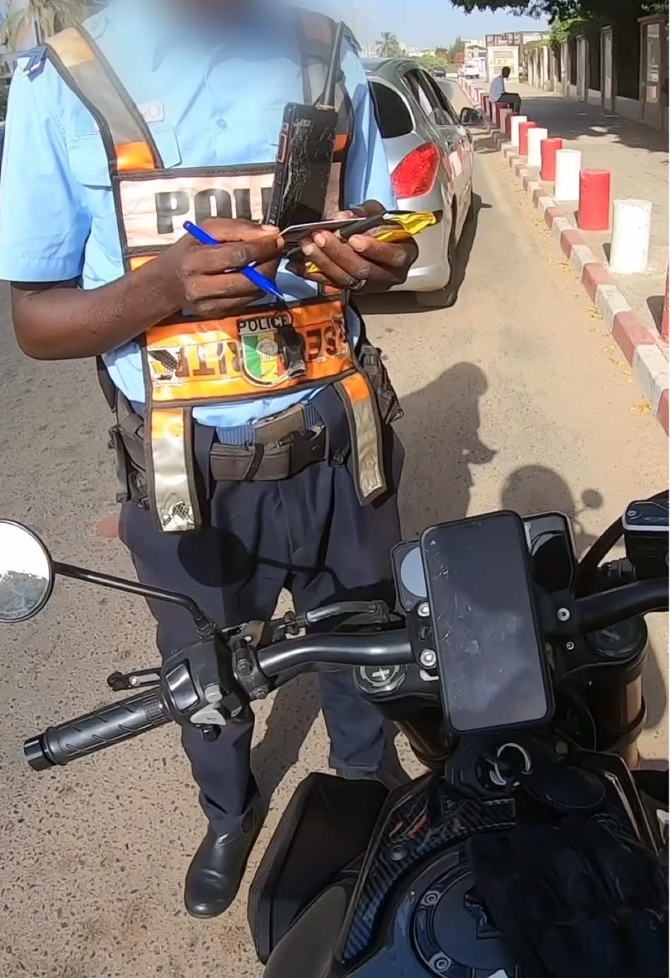 Être en règle, c’est un choix qui impose le respect. Aujourd’hui, pendant un contrôle routier, j’ai été arrêté par un policier. Et devinez quoi ? J’avais tous mes papiers en règle, permis, assurance, carte grise et j’étais bien équipé, casque, gants, chaussures fermées,… Résultat? Contrôle rapide, un sourire et un « Bonne journée » du policier. Les gars, avoir ses papiers, c’est se protéger et montrer qu’on prend la route au sérieux. C’est une question de respect pour soi-même, pour les autres usagers et pour la loi. Être un motard, c’est un privilège qui demande de la discipline. Ayez vos papiers, roulez prudemment et montrez l’exemple. La route est à tout le monde, mais la sécurité commence par vous Nañu defaraat dawaline bi. #motardanonyme #espritmotard  #motard #bikelife #dakar #senegal #viral #pourtoi 