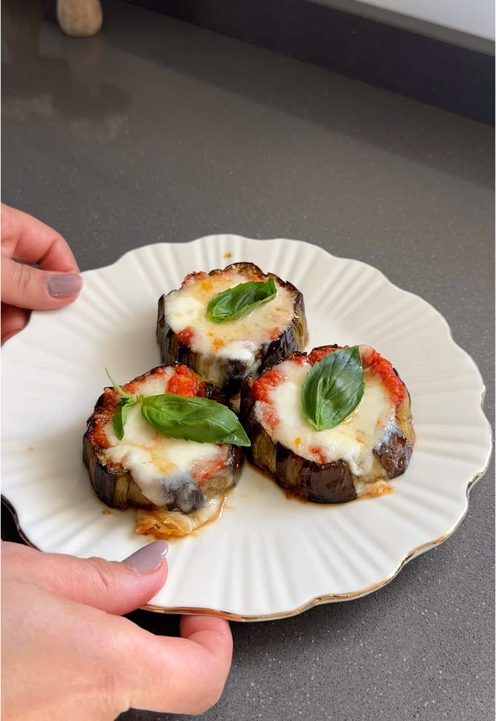 Parmigiana di melanzane 🌱 Ingredienti ⬇️ - melanzane  - polpa di pomodoro  - olio extravergine d’oliva  - basilico  - cipolla  - sale e pepe - mozzarella  - provolone  - parmigiano grattugiato  ————————— Forno a 190° per 15 minuti circa  . المكونات⬇️ - الباذنجان  - صلصة الطماطم  - زيت زيتون بكر ممتاز  - رَيحان  - بصل  - الملح والفلفل - موزاريلا  - جبن  - البارميزان المبشور  ————————— فرن على حرارة 190 درجة لمدة 15 دقيقة تقريبا . #parmigiana #eggplant #Recipe #EasyRecipes #comfortfood #italianfood #recetas #receitas #asmrfood #recipes #melanzane #homemade 