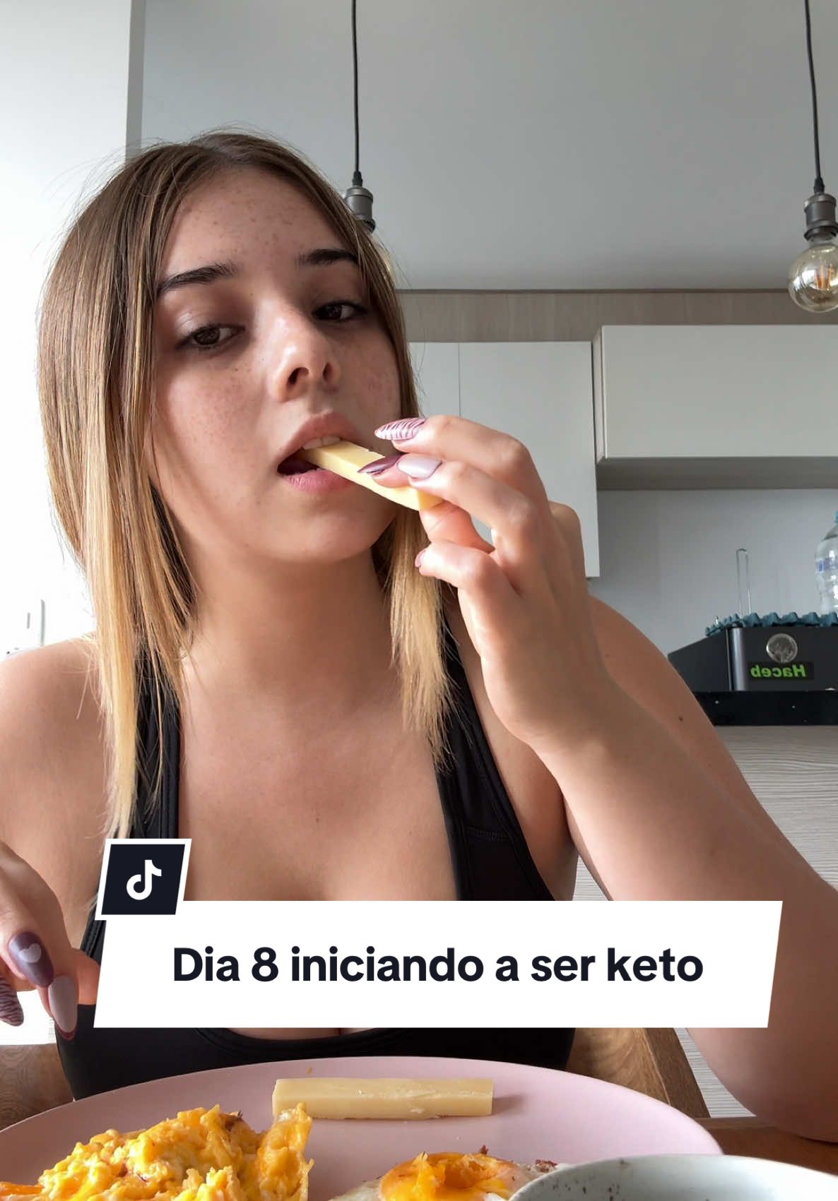Día 8 iniciando a ser KETO  Desayuno:  -3 Huevos 🥚 -Queso Gruyere 🧀 Almuerzo:  -Punta de Anca 🥩 -Ensalada 🥗 Cena:  -Chicharrón 🥓 -Guacamole 🥑 -Queso feta 🧀  #keto #comidasaludablee #recetas 