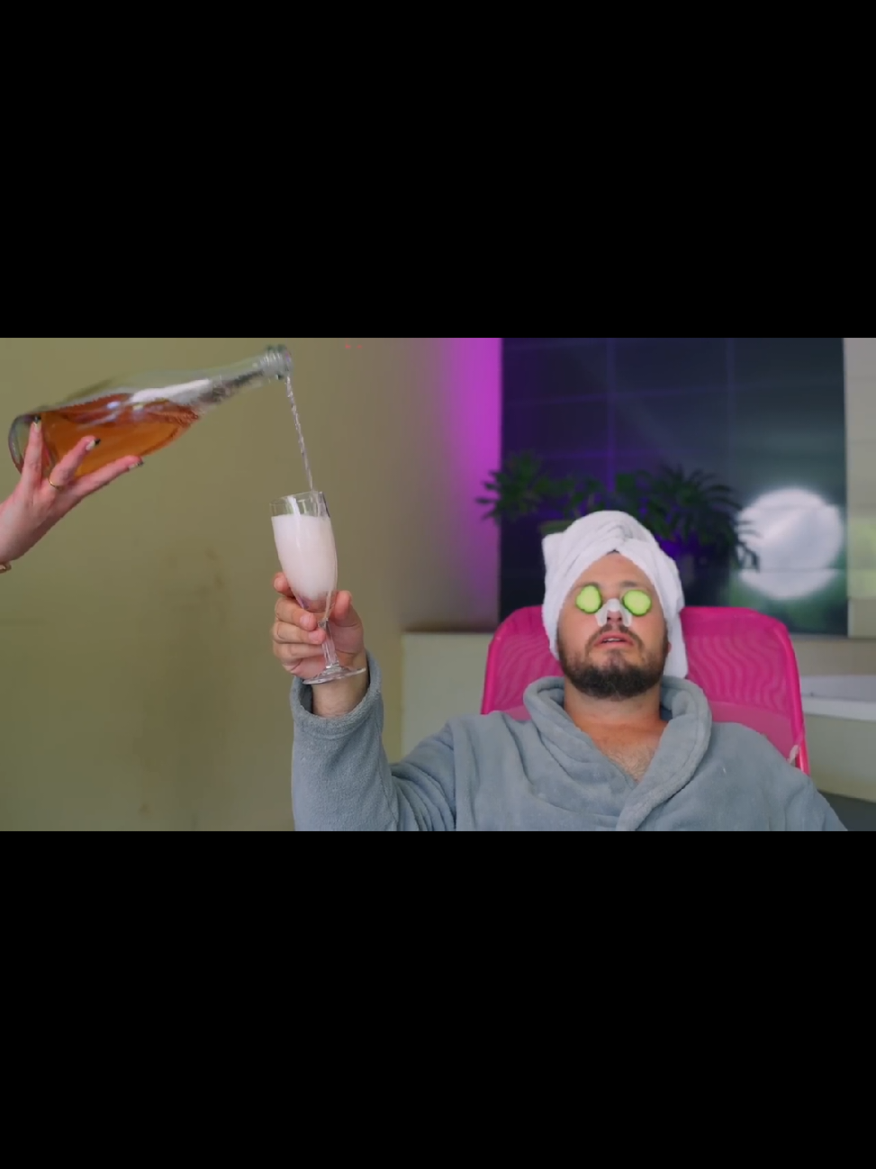 Sit jou #HANNA aan..dis naweek!! 🍻 https://youtu.be/F_ijtKrVuec?si=yOcXANAwOTLja_aF