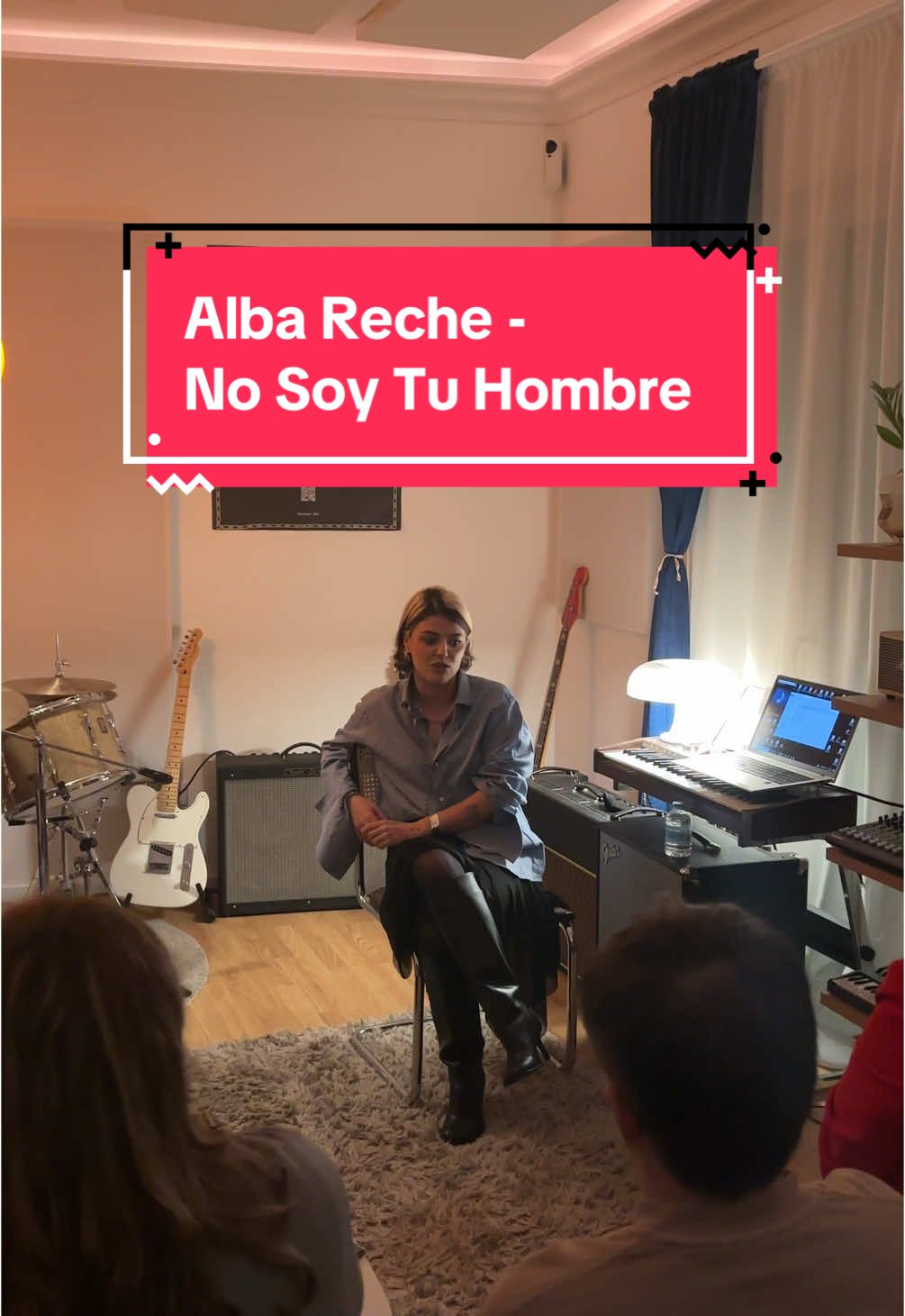 El miércoles pasado algunas de las personas que compraron la edición limitada de ‘No Soy Tu Hombre’ + Collar NSTH através de su Tienda Oficial pudieron asistir a una pre-escucha muy especial del disco junto a @Alba reche ♥️ ¿Ya lo habéis escuchado? ¿Qué os ha parecido?