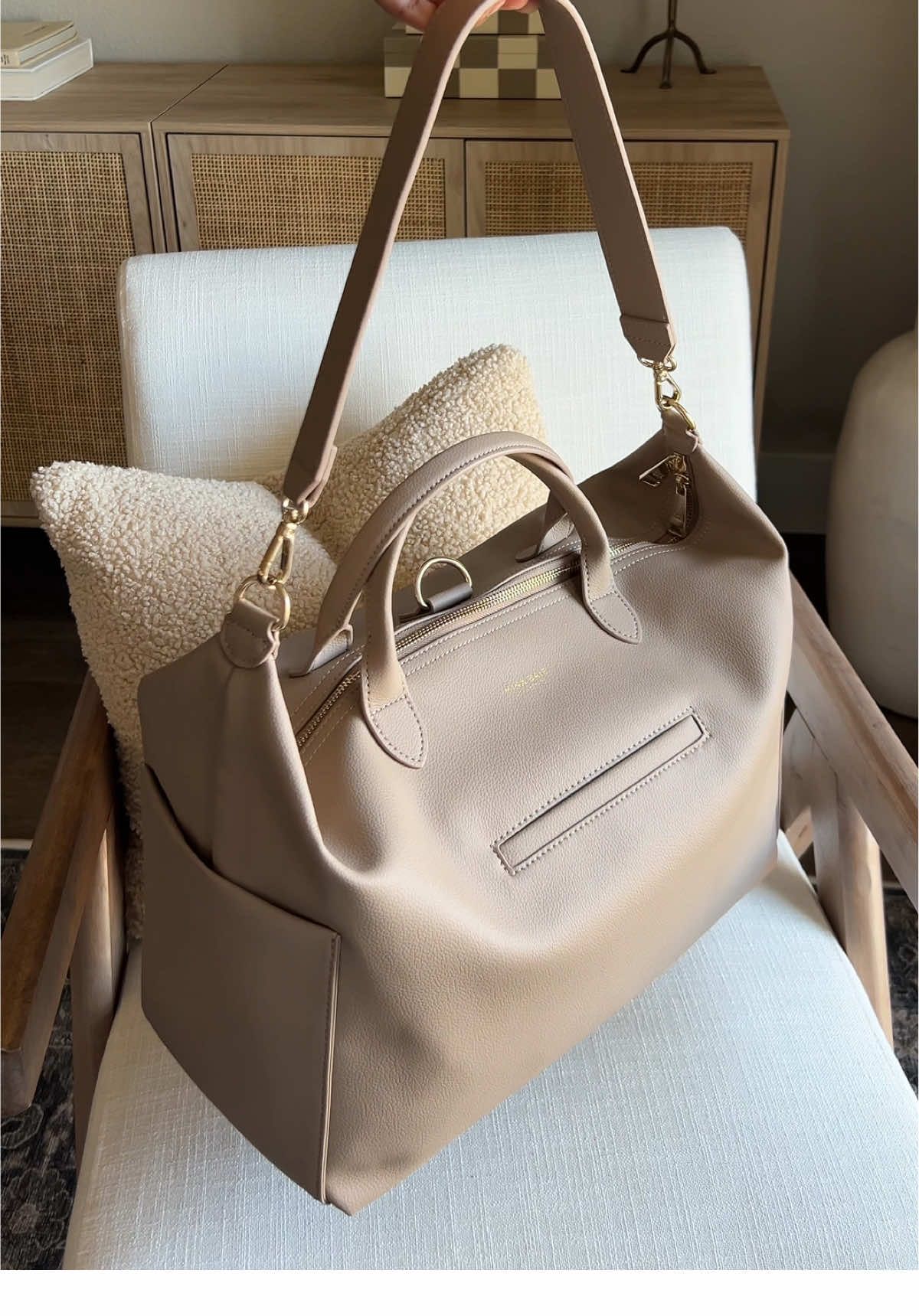 a dream mom bag! 🤍 style: Emmy Full  color: Sand  @MINA BAIE  #diaperbag #diaperbagessentials #backpack #hospitalbag #mombag #whatsinmybag #MomsofTikTok #baby #babyregistry #toddlermom #aesthetic #unboxing #asmr 