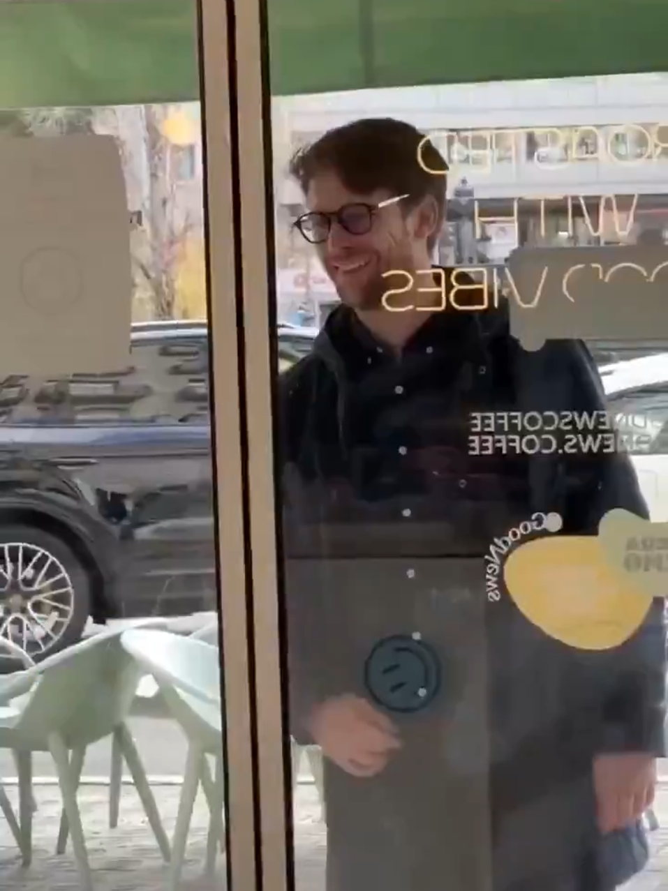 El valor de una sonrisa... Una cafetería ha desarrollado un sensor cuya puerta sólo se abre a las personas que 