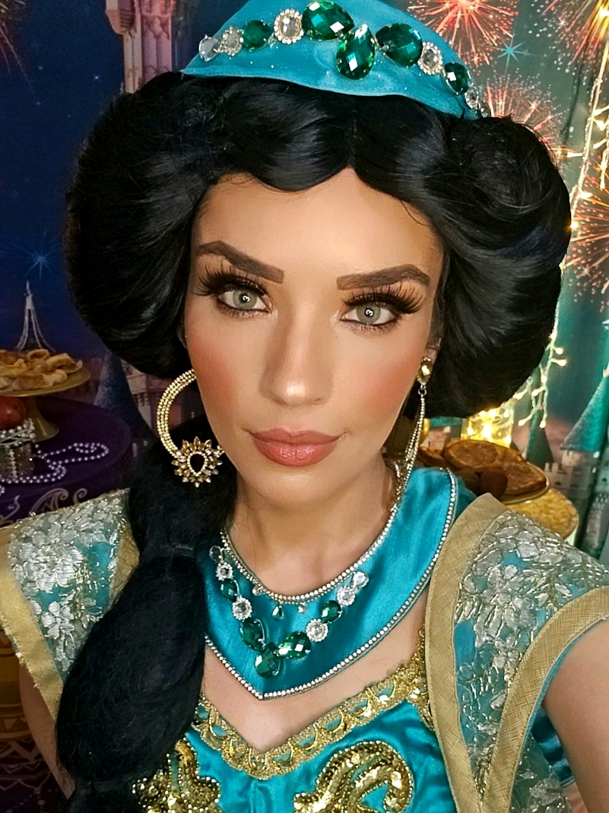 Oi minhas lindezas  Participamos do concurso Noite das arábias na rede vizinha e levamos o primeiro lugar com a Jasmine. Fiquei muito feliz! Esse foi o vídeo classificado!  Obrigada a todos pela torcida 🥳🥳🥳 #jasmine #aladim #disney #arabe #ArabTikTok #arab #prince #princesa 