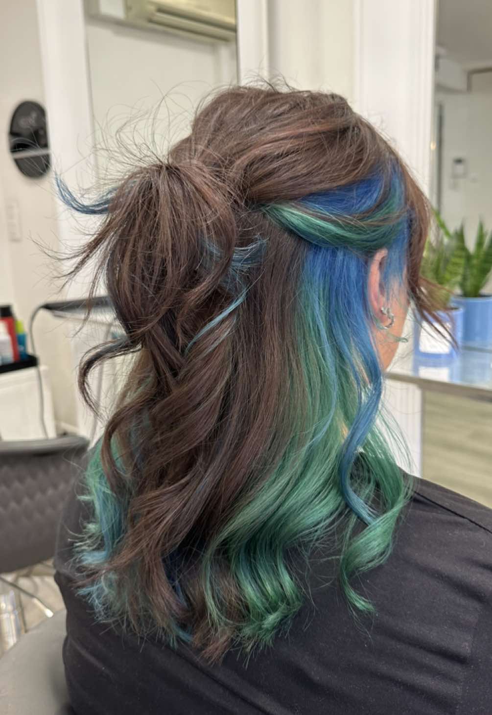 Quand les couleurs les moins demandées deviennent les plus stylées 💙💚 Underlight bleu et vert pour celles et ceux qui osent sortir du lot. Et toi, oserais-tu ? 🌟 #HairTok #coiffure #underlight #cheveux #explorebeauty #fypシ゚ @difiaba 