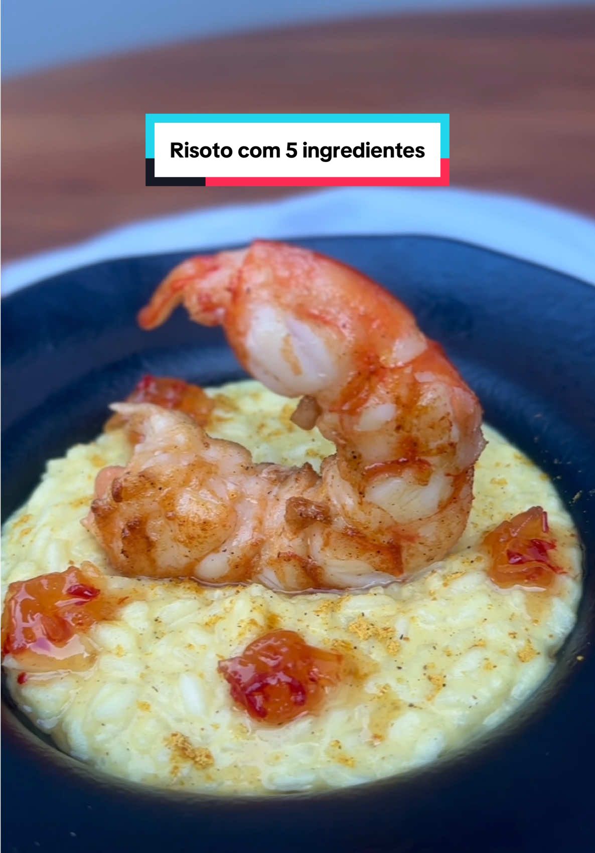 Risoto de leite de coco e curry com camarão e geleia de pimenta | RECEITA 👇🏼 Você vai precisar de: •200g de arroz Arbório @Urbano Alimentos  •600 ml de caldo de frango •70ml de vinho branco, opcional •200ml de leite de coco •1 colher de chá de curry em pó •150g de queijo parmesão ralado •6 unidades de camarão G •3 colheres de sopa de geleia de pimenta •Sal e pimenta branca, a gosto Daí é só: Fazer a tostatura do arroz e, quando ele estiver bem quente, acrescentar o vinho ou ir direto para o caldo. Ele tu coloca aos poucos, só até cobrir o arroz, e, quando secar, acrescenta mais um pouco. Repete esse processo por uns 10 minutos. Enquanto isso, dissolve o curry no leite de coco frio para não empelotar. Quando for colocar o último caldo, troca ele pelo leite de coco com curry. Quando o arroz absorver quase tudo (não deixa ficar seco), é só misturar o queijo parmesão e ajustar o sal e a pimenta ao teu gosto. O camarão tu pode fazer antes ou, se conseguir, ao mesmo tempo que o risoto. É bem fácil e rápido: esquenta uma frigideira com azeite e manteiga e sela os camarões dos dois lados até ficarem bem dourados. Se quiser ousar, pode flambar com a tua bebida preferida. Eu usei vinho branco. Mas não adianta misturar tudo e falar 