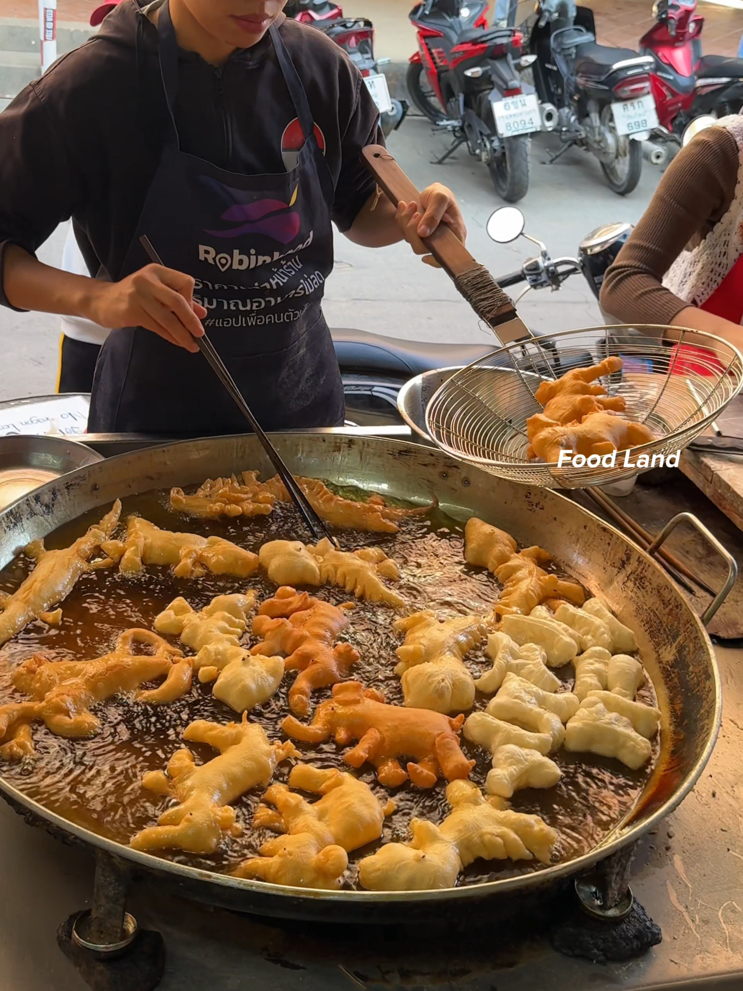 “Pa Tong ko” a Deep fried dough with animal shape 🦖🐉🐊 . Shop name: Ko Neng ปาท่องโก๋ 