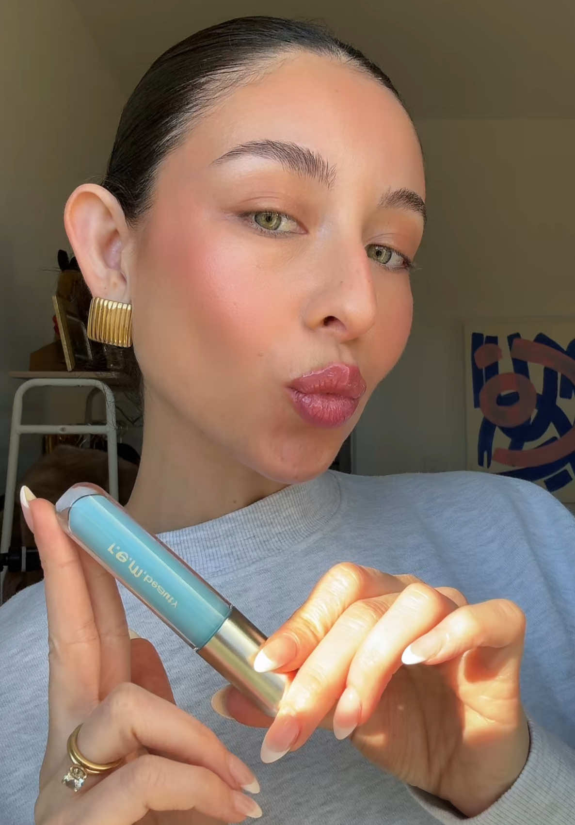 @r.e.m. beauty new glossy balm is here !!! in cotton candy, transforms to a personalized pink gloss 🩵🍬 #rembeauty #rembeautyglossybalm #glossybalm #dreamglow #ultabeauty #makeupreview #lipgloss #arianagrande #lipcombo 