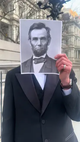 The resemblance is a bit uncanny, no?  #fyp #viral #president #washingtondc #funny #princessdiaries #abrahamlincoln #doppelgänger #lol 