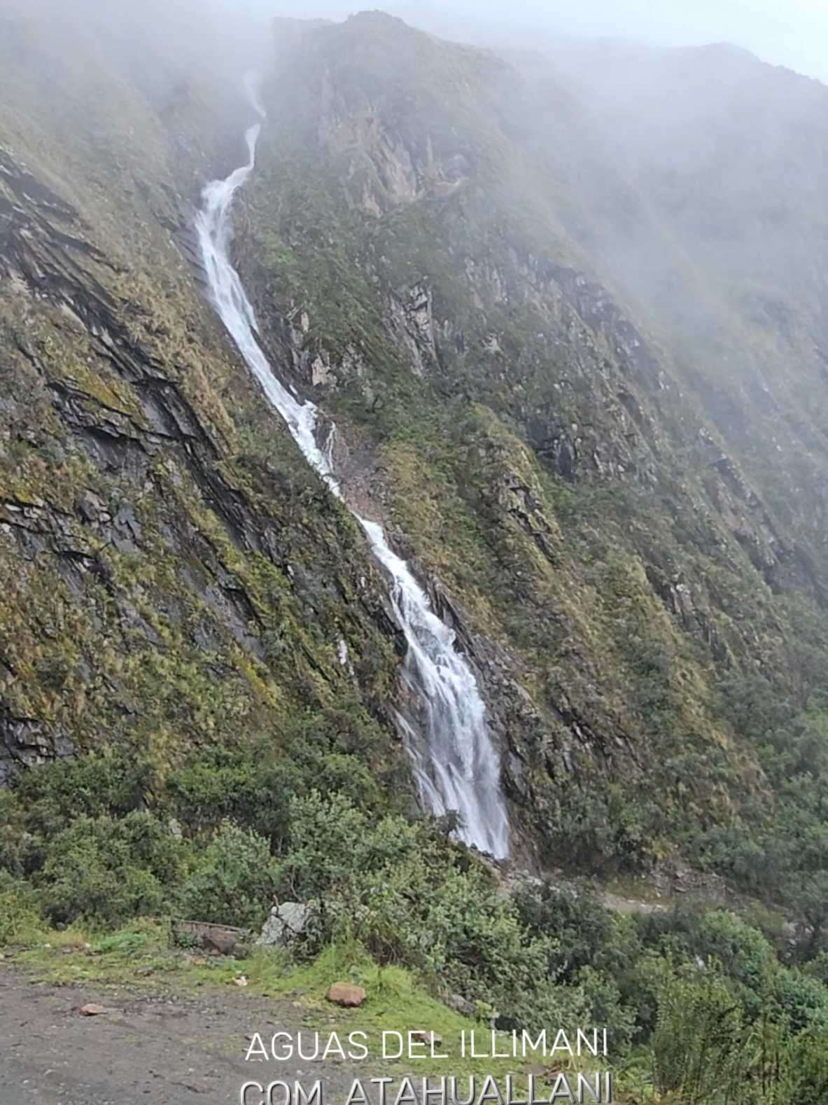 el gran velo de novia CATARATA. A los pies del majestuoso nevado Illimani, en el distrito de Cayimbaya municipio de Palca Provincia Murillo del departamento de La Paz 