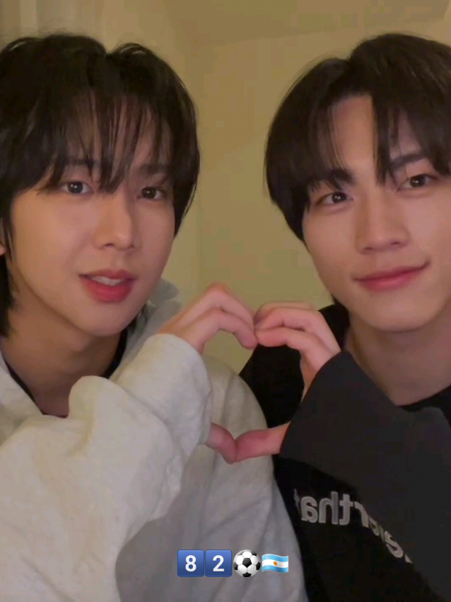 #성모 + #석준 | another coronados de gloria 🇦🇷 ⚽️  le dije a seongmo que si venía a Argentina le regalaba una camiseta de De Paul su jugador favorito y seokjoon leyó mi comentario 😭 (amo al fifas corrigiendole la pronunciación) ~ #에이티투메이저 #82major #seongmo #seokjoon #kpop #fyp #weverse #live #parati #depaul #argentina #futbol⚽️ #bias #ult @82MAJOR 