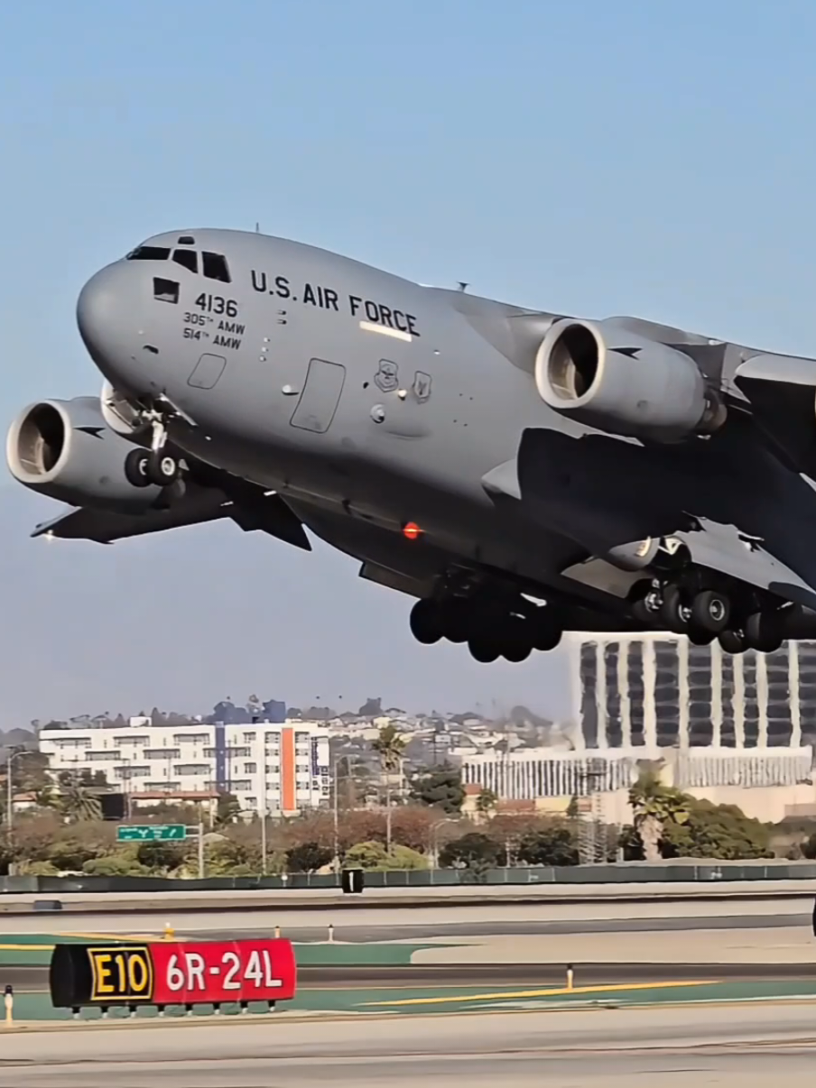 U. S. AIR FORCE 🇺🇸 Boeing C-17A Globemaster Ill despegando de LAX. #airforce #c17 #c17globemaster #usa #avgeek #takeoff 