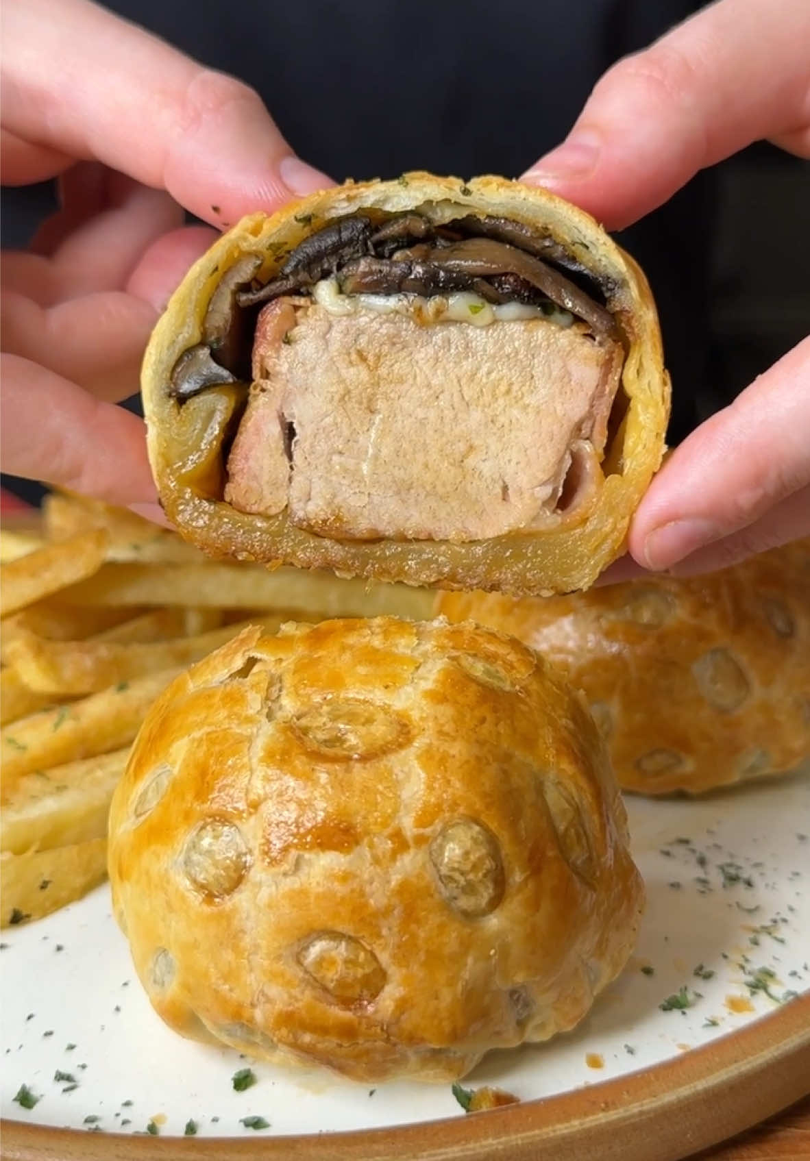 SOLOMILLO WELLINGTON: Sorprendé a todos en tu próxima cena😉✨ • Ya varios conocen el icónico plato del chef Gordon Ramsey, el Beef Wellington, pero hoy me propuse hacer mi propia versión con solomillo y tapa de empanadas 🙌🏻 Obviamente ni se asemeja a la original, pero esta reversión quedó muy buena! ❤️‍🔥 • 👩🏼‍🍳INGREDIENTES: •Solomillo de Cerdo 🐽  •Panceta 🥓 •Champignones 🍄‍🟫 •Ajo y Perejil 🧄🌿  •Aceite de Oliva Natura •Sal y Pimienta 🧂 •Tapas de empanadas (hojaldradas)  •Mostaza Natura 😋 •Huevos para pincelar 🥚  • Y cuando lo armes no solo es clave que los cierres bien, también lo es el detalle de la segunda tapa por encima con ese enrejadito que lo lleva a otro nivel 🤩 • Si lo hacen cuéntenme en comentarios, les va a encantar!❤️ • #recetas #queso #carne 