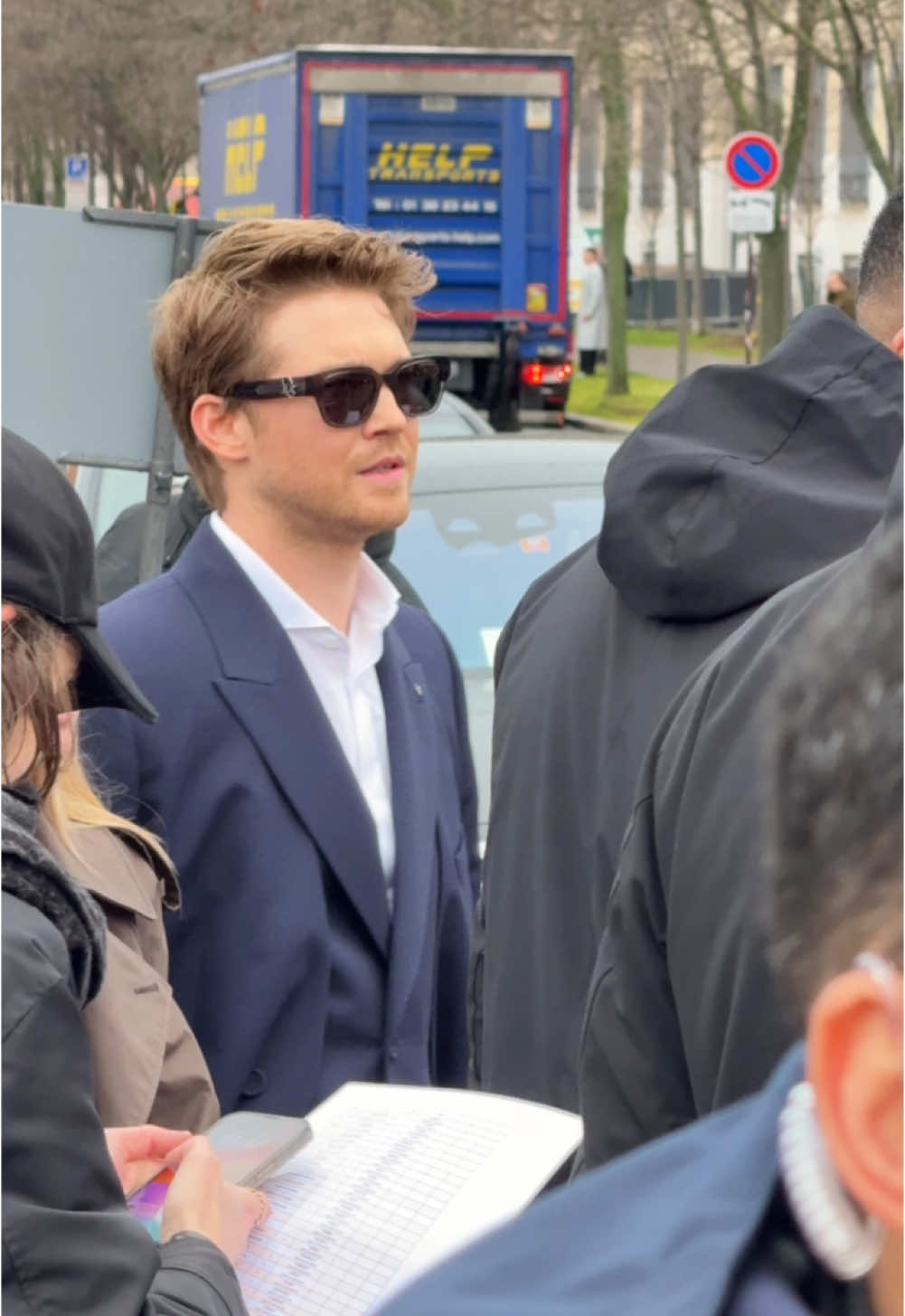 Joe Alwyn leaving the Dior show in Paris 🇫🇷 (IG @crazyalyy_)  #pfw #parisfashionweek #fashionweek #dior #diorbeauty #joealwyn 