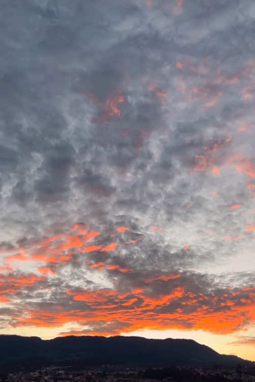 Los colores del cielo cuentas historias que las palabras no alcanzan a describir. #AtardecerMagico #CielosDeEnsueño #Loja #Ecuador #Atardecer #fyp #parati #fotografia #GoldenHour #Catamayo 
