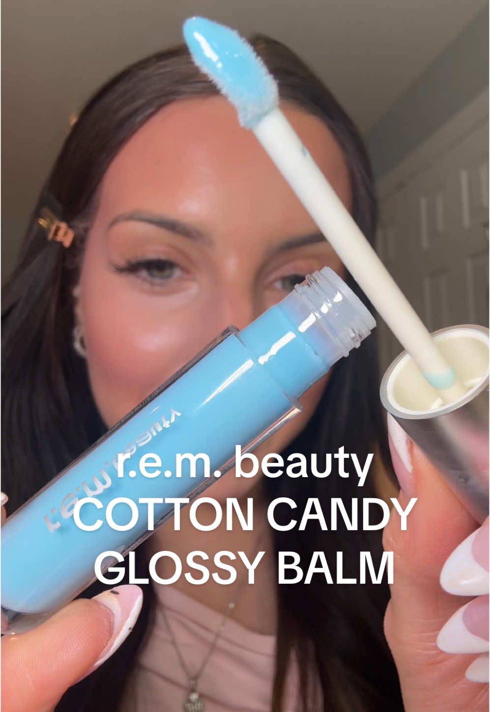 cotton candy glossy balm just dropped 🍬🍭 ✨ hydration of a lip balm but shine of a gloss ✨ PH adaptive- will change color to create your perfect custom shade! just dropped and gonna go quick so run!  @r.e.m. beauty  #rembeauty #rembeautybyarianagrande #glossybalm #cottoncandy #cottoncandyglossybalm #lipgloss #lipbalm #lipcombo #rembeautycottoncandy #tiktokshopjumpstartsale #tiktokshopnewarrivals #ttsbeautybesties 