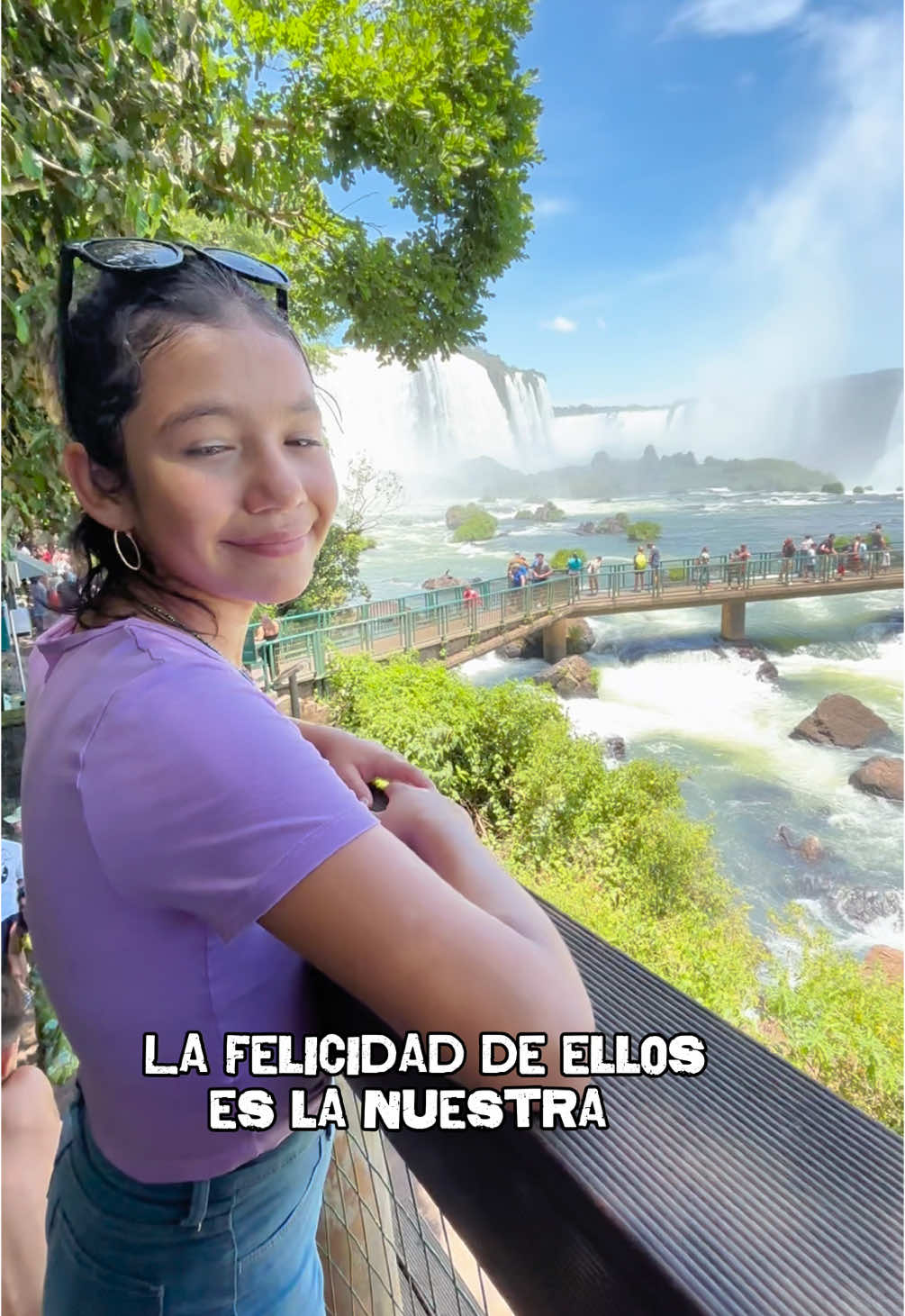 🌿✨ 💦En medio de la majestuosidad de las Cataratas del Iguazú🇧🇷, no solo nos deslumbramos con la belleza natural, sino que vimos algo aún más hermoso: ¡la hermandad entre nuestros hijos! 🤝❤️  ❤️Un viaje que quedará grabado en nuestro corazón y en el de ellos.  Esto esto recién comienza 🌍🚤🥰 #vacaciones #holiday #brasil #Familia #dospapasenchile #CataratasIguazú 🇧🇷❤️✈️ #Hermandad #MomentosInolvidables #fozdoiguaçu #TodosSomosFamilia #Pride 👬🏻🐣🐣🐣 #familia #family #somosfamilia ❤️🧡💛💚💙💜 🌈🌈🌈 #allyouneedislove #amordelbueno #amoresamor #LoveIsLove #lovewins #lavidaesbella #vamospormas ✨💞💫 #chilegram #instachile #instareel #reels