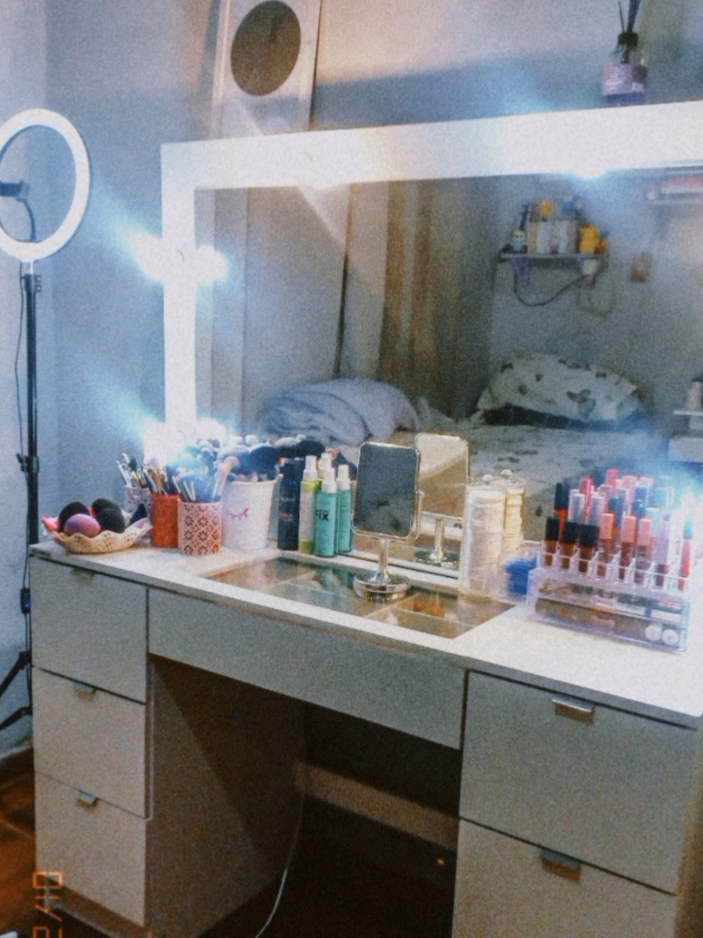Tour pela minha penteadeira 🪞🎀🩷💄 #maquiagem #penteadeira #tour #penteadeiracamarim #maquiagemtiktok #makeup #fyp 