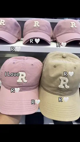 Topi insial “R” nya beli di miniso ya bestie 🤍 #minisoidgoodthing #belanjadiminiso #topi #huruf #inisial #katakata 