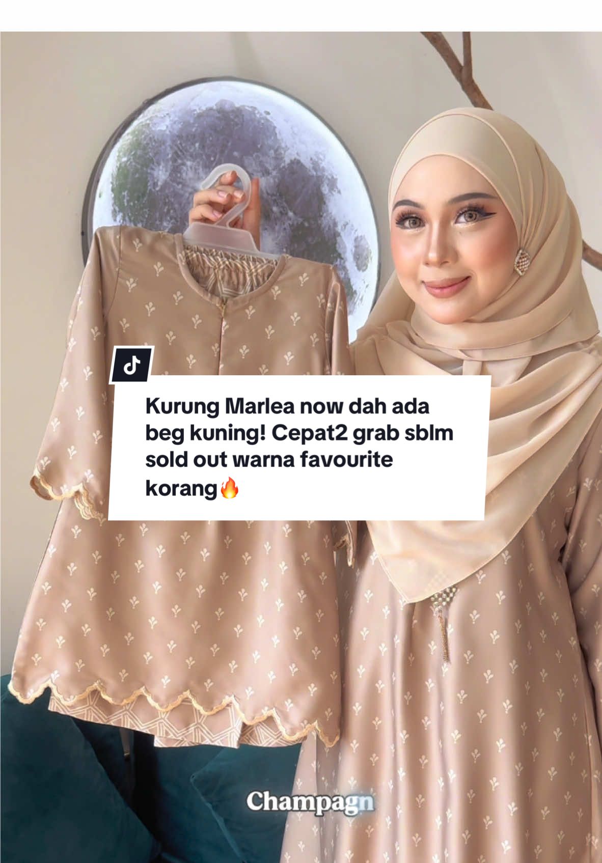 Hot design sekarang dah ada beg kuning!! Cepat2 grab n terus checkout jngn tunggu2 dah okeh 🙈🔥 Make sure korang join live kita harini tau ‼️ #nfhboutiquegallery #nfhraya2025 #TikTokShop #outfitraya #kurung #fyp #manismanislebaran #bajuraya #bajurayasedondon 