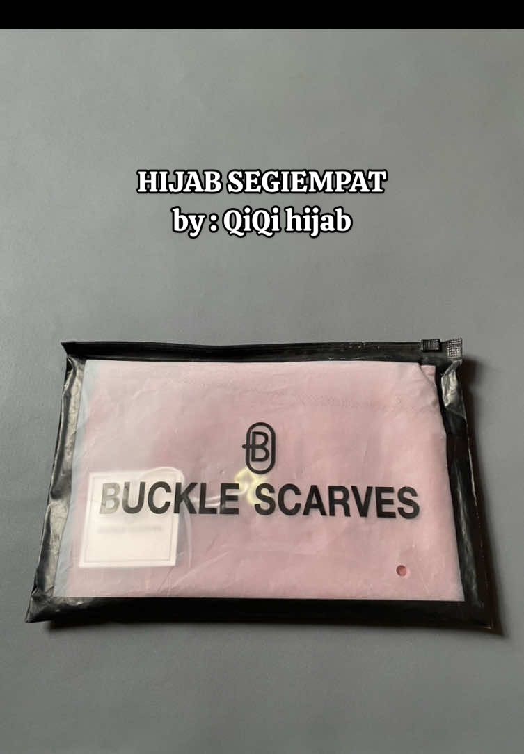 #bucklescarves #scarves #hijabsegiempat #kerudungsegiempat #kerudungpolos #parispremium #rekomendasihijab #rekomendasikerudung 