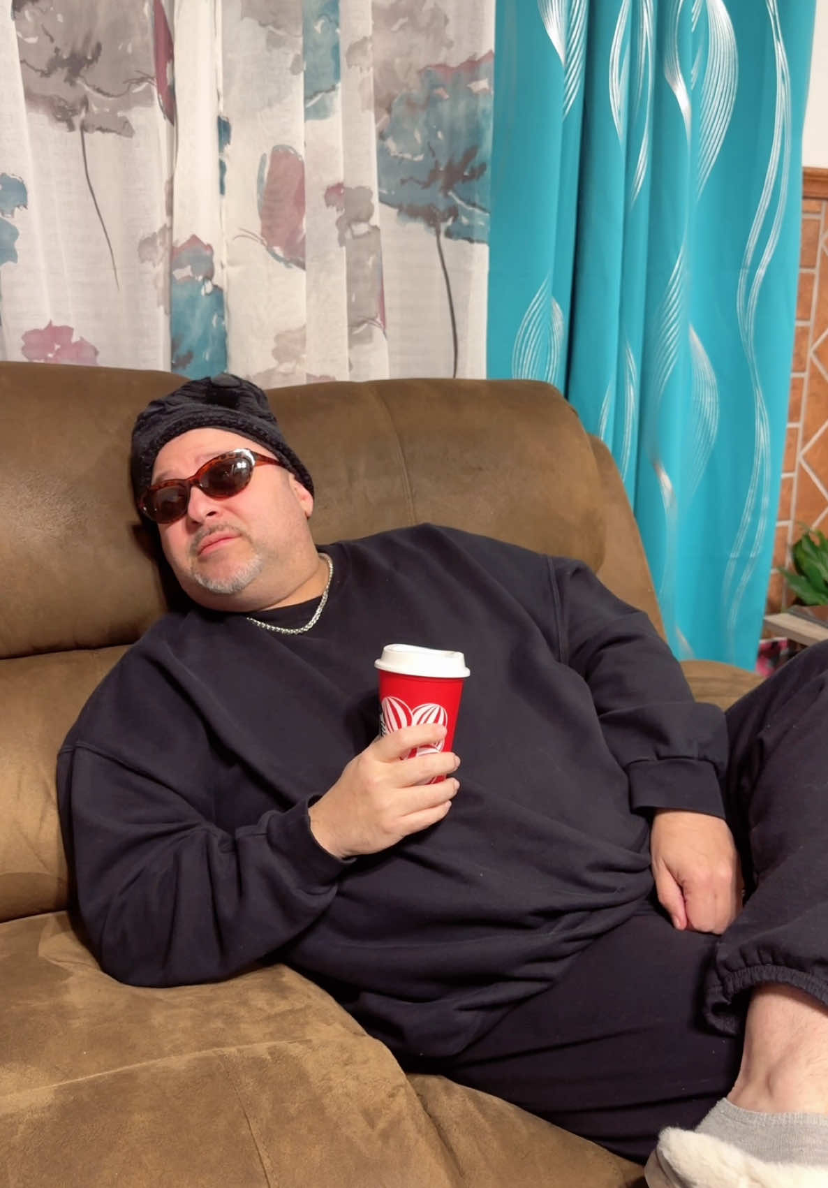 Just a dad and his best joke buddy cracking each other up on the couch. Who needs a comedy club when you’ve got dad jokes and daughter giggles? 😂💬 What’s your favorite dad joke? #DadJokes #FamilyLaughs #DaddyDaughterTime #CouchComedy #JokeBattle #FunnyFamily #TikTokLaughs #ParentingHumor #BondingTime #PioresSituaçõesSemArCondicionado 