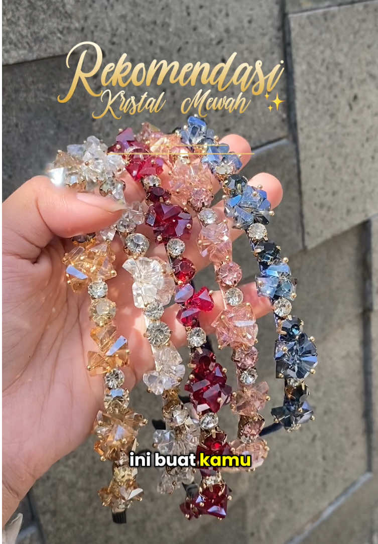 Asli mewah banget kan kak say? Headband Olivine ini memang mewah berkilau gitu.. Dan yang kemarin kehabisan, sekarang udah restock yahh sayang.. #velmorra #bando #headband #accessories #hairaccessories #fyp #WIBGAJIAN