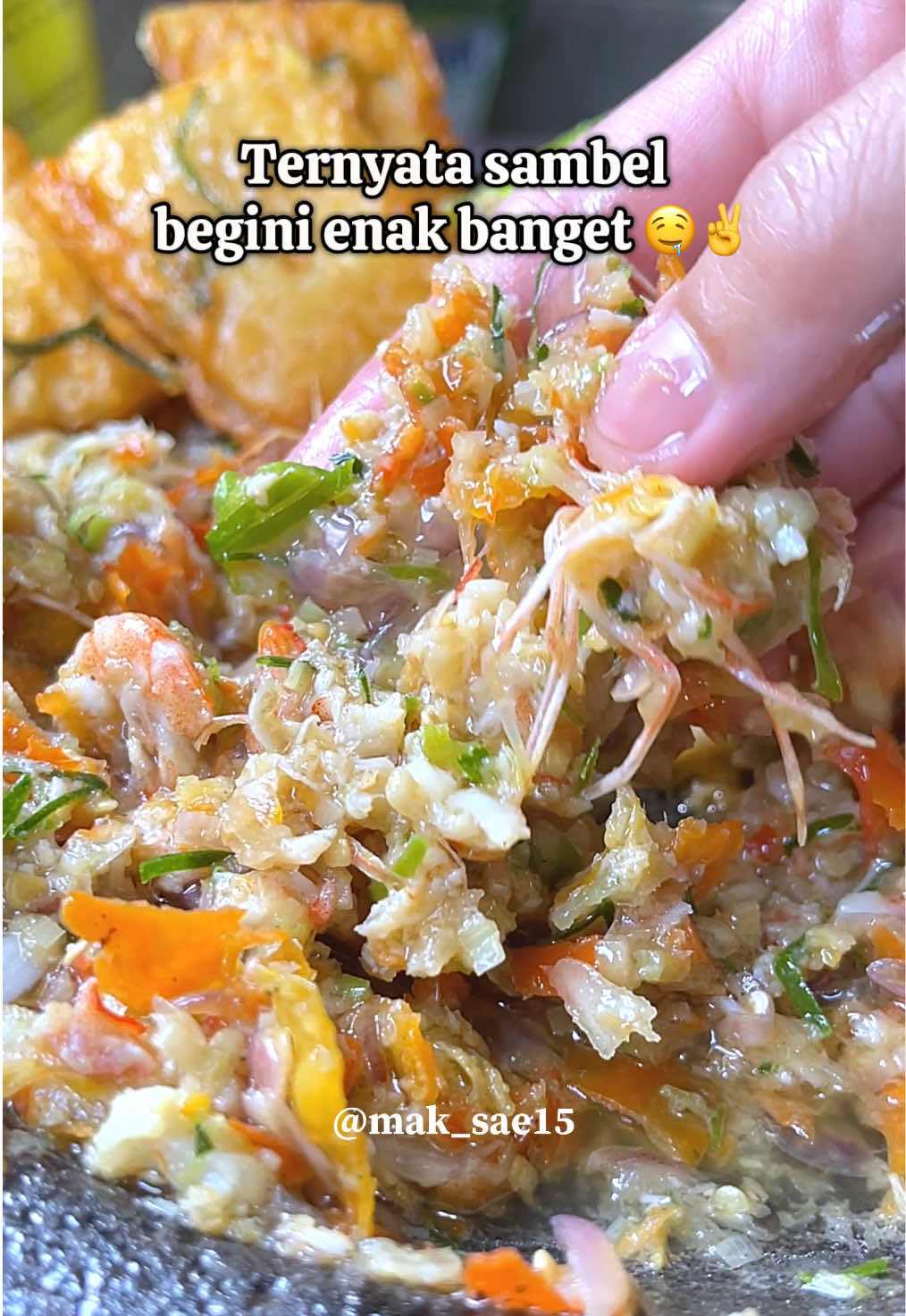 Beeh asli ini enak guys 🤤 harum ,dimakan sama nasi anget beeh mantul guys 🤤 Mirip sambel matah , ini versi wow 🤤🔥🔥 - 25 Buah Cabe Rawit - 7 Siung Bawang merah - 3 Siung Bawang Putih - 3 Buah belimbing sayur - 5 Lembar Daun jeruk buang bagian tengah  - 2 Batang Serai bagian putih - 7 potong udang ukuran Sedang - Garam , micin , gula Sesuaikan selera! #fy #fypシ゚ #resep #pedasnyanaiklevel 