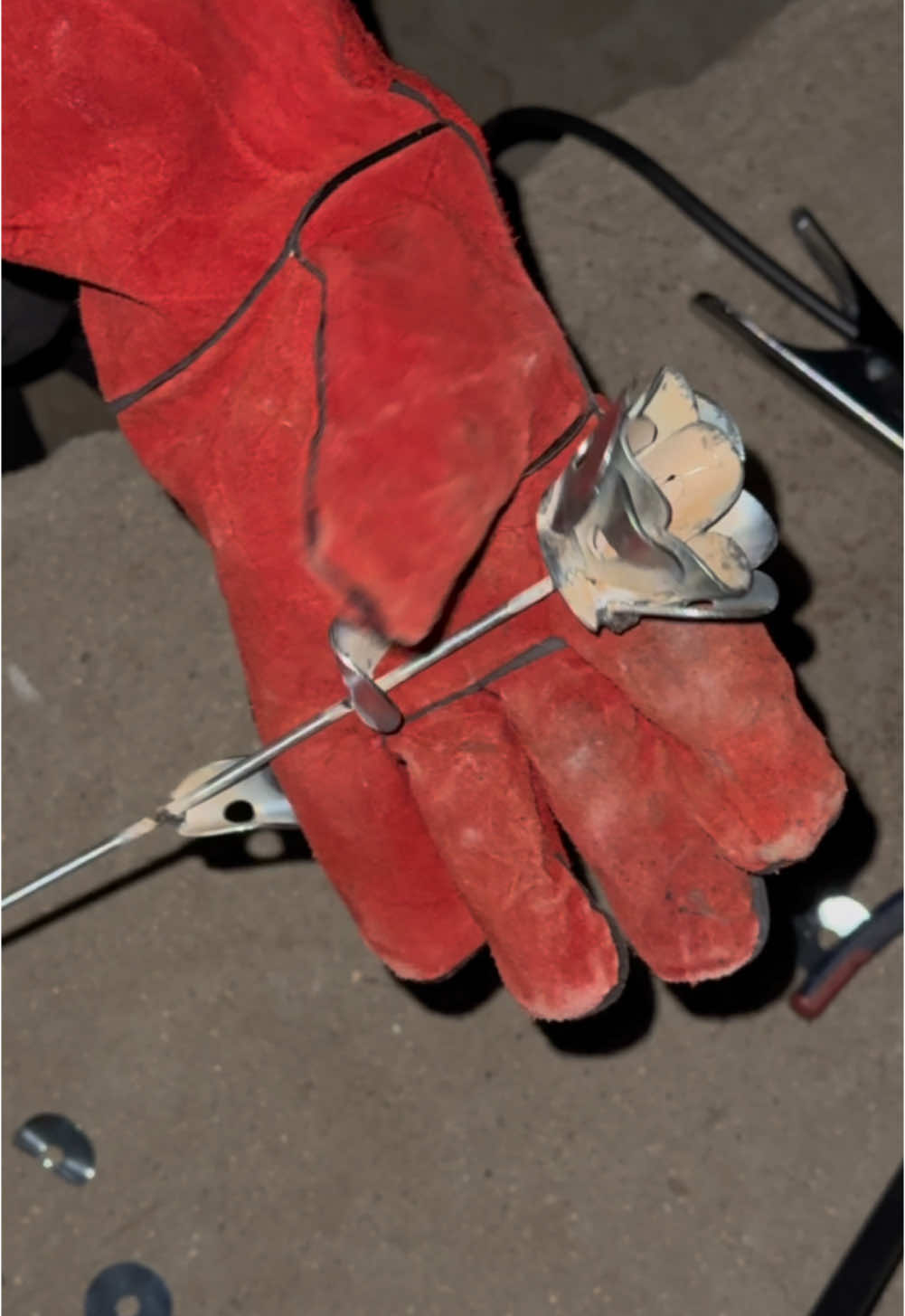 Making my gf a metal rose #metalrose #rose #welding #ValentinesDay #valentineideas 