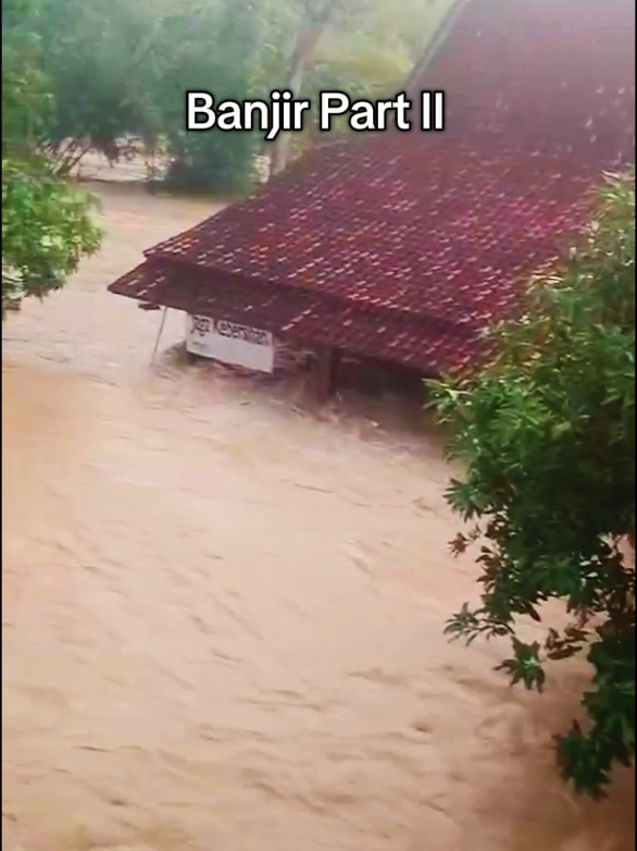 Belum juga kering sisa banjir kemarin, hari ini kota Gubug kembali dilanda banjir lagi #gubug_purwodadi #fyp #gubug #grobogan #banjir #bencana #bencanaalam 