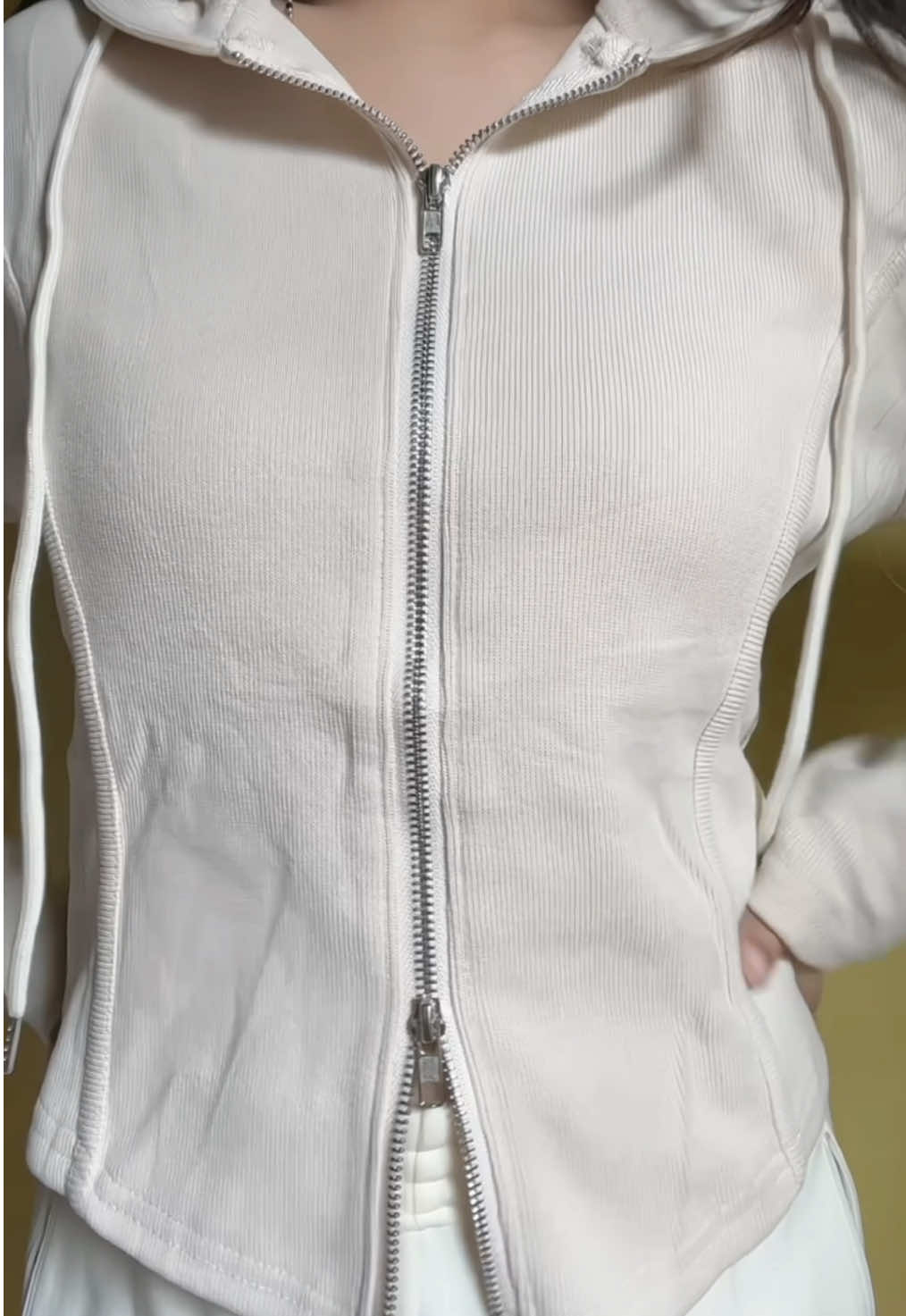 Jaket zipper beige look korean style hoodie #jaket #jaketwanita #jaketzipper #zipper #hoodie #rekomendasioutfit #atasanwanita #olahraga #fashion 