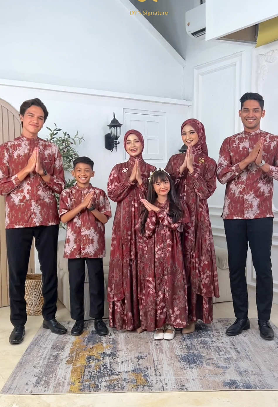 Moment lebaran jadi lebih berkesan kalau pakainya sarimbit gini, ya gak sih ? 😍 #bajudyn #dynclothingline #gamisdyn #dynsignature #rayaoutfit #fypシ #koleksilebaran #dynoutfit #sarimbitdyn #fashiontiktok #kokodyn #racuntiktok #lebaran 