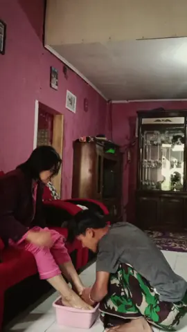 Nyalindung kanu jadi indung, nyarta kanu jadi bapa sabab eweh tempat nu paling nyaman iwal tilahunan kolot sorangan, mah pak hampura pisan abdi ti luhur sausap rambut ti hanap sausap dampal sebab teu acan tiasa masihan kabagjaan lahir boh batin kanu jadi mamah jeung bapak