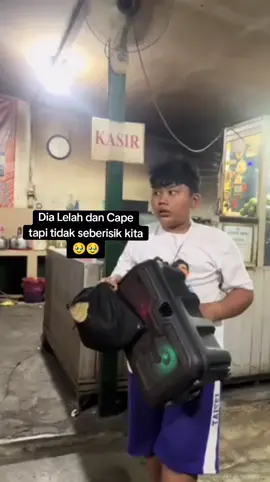 🥹🥹 #pengamen #pengamenviral #pengamencilik #viral #ibu #kaulahibuku #hadadalwi #laguviral 