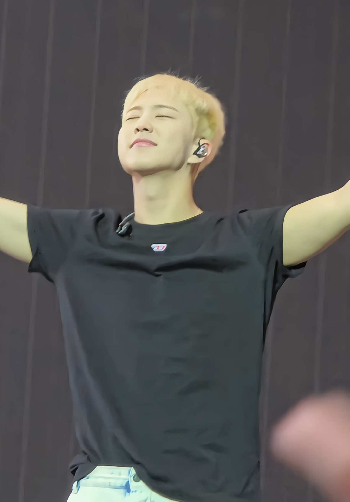 Vernon's buzzcut tho 👁️👄👁️  #SEVENTEEN_RIGHT_HERE_IN_SG #SEVENTEEN #SEVENTEENinSG #세븐틴 @SEVENTEEN 
