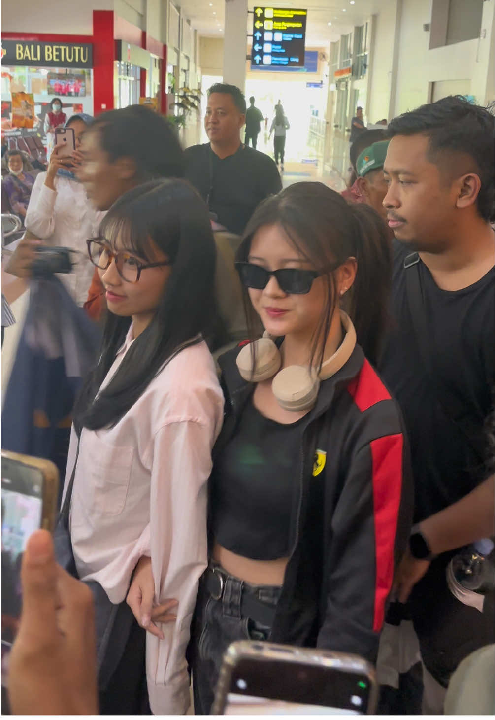#JKT48 at Adi Soemarmo Airport || 250125 #gitajkt48 #jessijkt48 #lulujkt48 #liajkt48 #christyjkt48 #muthejkt48 