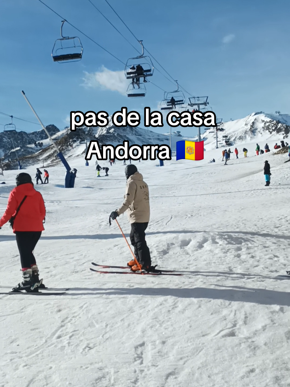 25/01/25: Así luce Pas de la Casa, Andorra 🇦🇩 La nieve está perfecta. 🎿 ¡Aprovecha el descuento especial en arriendo de ski y snowboard! 🏔️ Usa el código Rony Outdoors en @surfevasiopasdelacasa y Skiset Pas de la Casa. 🔹 Presencial en tienda. ¡Equípate, ahorra y conquista las pistas! #PasDeLaCasa #SkiAndorra #NieveAndorra #Grandvalira #AndorraLovers