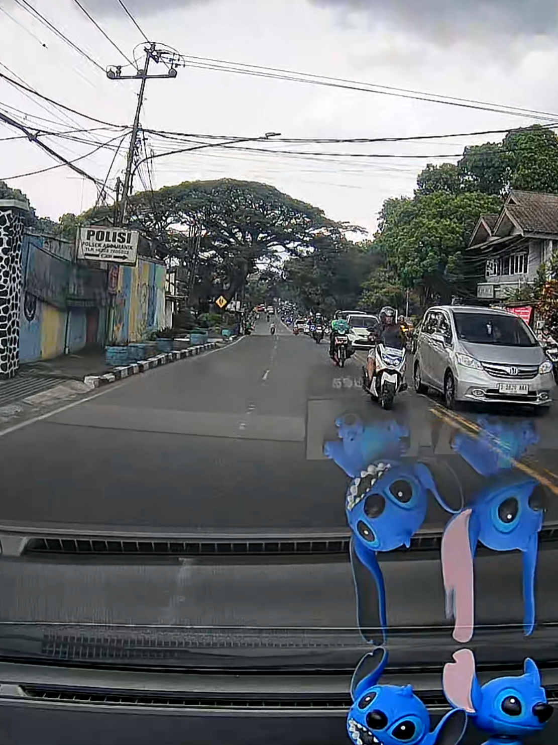 Kronologi Hari ini Sabtu 25 Jan 2025 lagi narik penumpang, tiba tiba ada driver ojol datang dari arah kanan, tanpa lampu sein, saya yg posisi lurus kecepatan 40 km/jam sudah berusaha melakukan rem mendadak tapi karena posisi motor terlalu dekat dan kejadian yg Seba tiba tiba maka terjadilah seperti yg di video di atas.. #maximdriver #driveronline  #drivermaximcar #bandung #driverbandung #grabcar #gocar #indriver #dashcamvideos #dashcam #dashcam70mai 