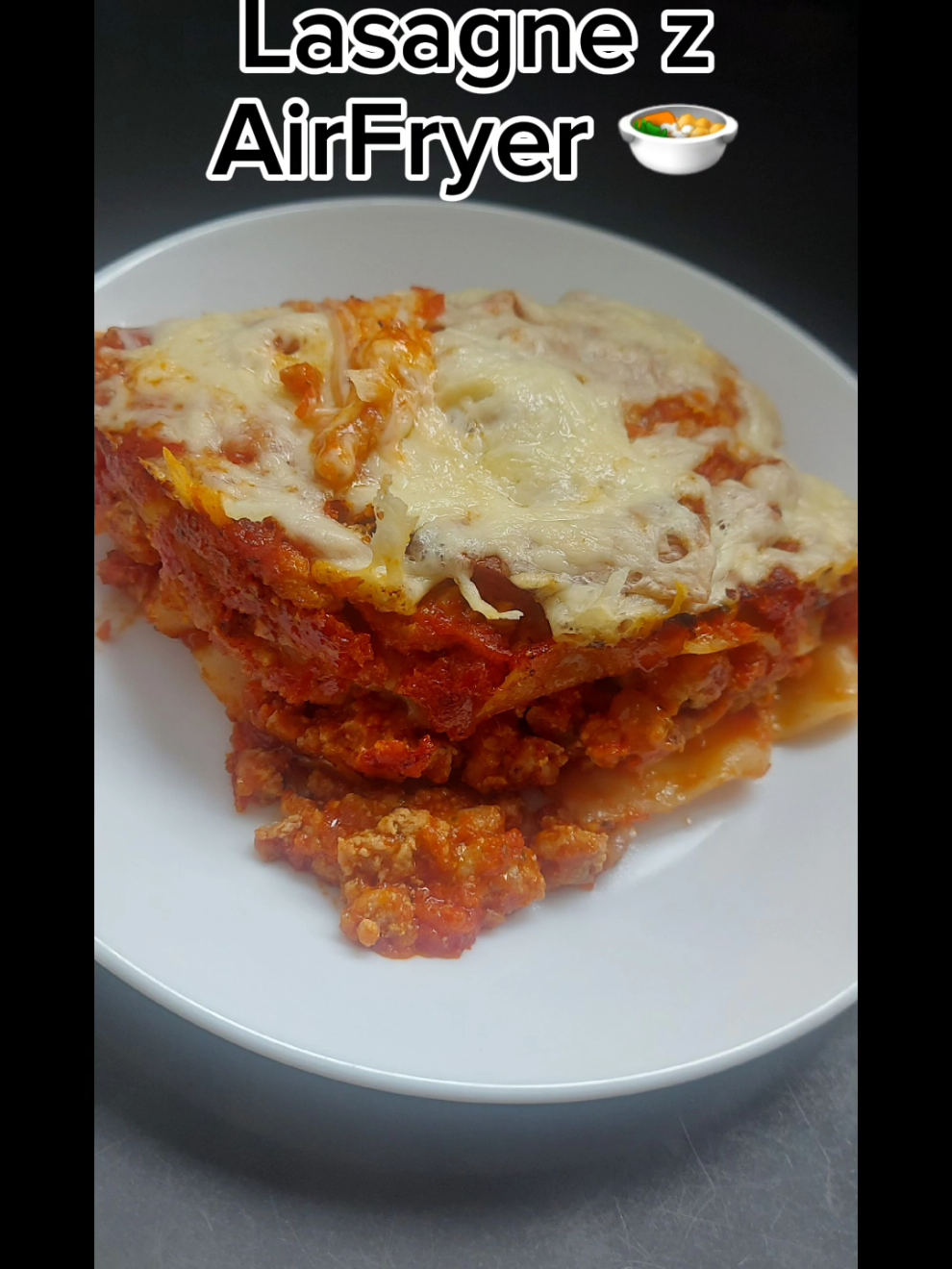 Lasagne  z Airfryer 😍 polecam! wyszła naprawdę super!❤️ Składniki na 1 kg mięsa:  (możecie dodać mięso wieprzowe lub np. z indyka) * 1kg. mięsa mielonego * sos pomidorowy lub passata  * makaron do Lasagne * przyprawy: sól, pieprz,zioła prowansalskie i przyprawa do mięsa mielonego * mąka 80g * roztopione masło 80g * czosnek 2 ząbki * cebula * mleko 150ml   * ser żółty ok. 20 dag @philipspolska @Philips Home Appliances  #lasagne #airfryerprzepisy #frajer #airfryerrecipes #airfryertiktok #airfryer #przepis #philipsovixxl #cooking #obiad #szybkiobiad 