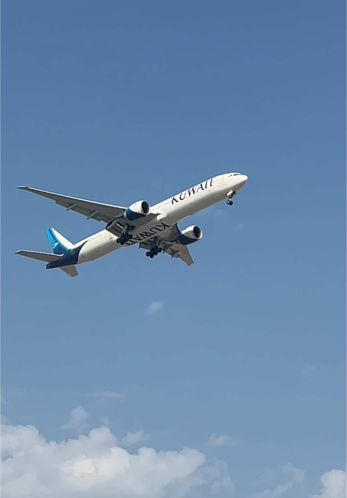 Kuwait Airways (Khaleeji Zain 2024 Sticker) Boeing 777! 😍🇰🇼✈️ #kuwaitairways #kuwait #aviation #boeing #boeing777 #airplane #plane #planespotting #landing #avgeek 