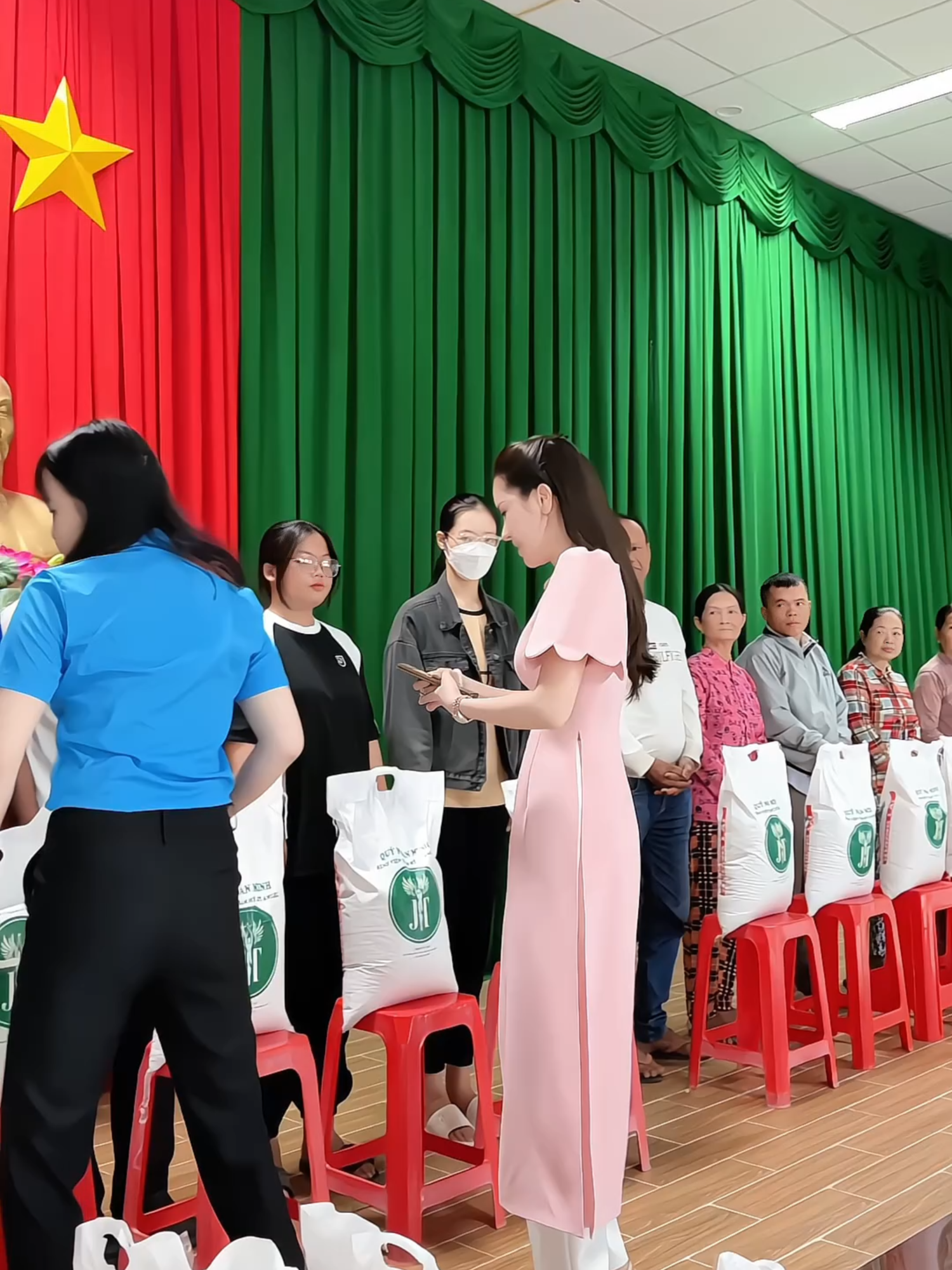 Em Nhã và quỹ Nhân Minh gửi tặng bà con có hoàn cảnh khó khăn ở xã Tân Phong, Bạc Liêu một chút quà nhỏ nhân dịp Tết Ất Tỵ 2025. Chúc bà con luôn khỏe mạnh, bình an và hạnh phúc trong dịp Tết này #nhaleana #ceonhale #jtangelhospital #thienguyen #quynhanminh #tetatty2025