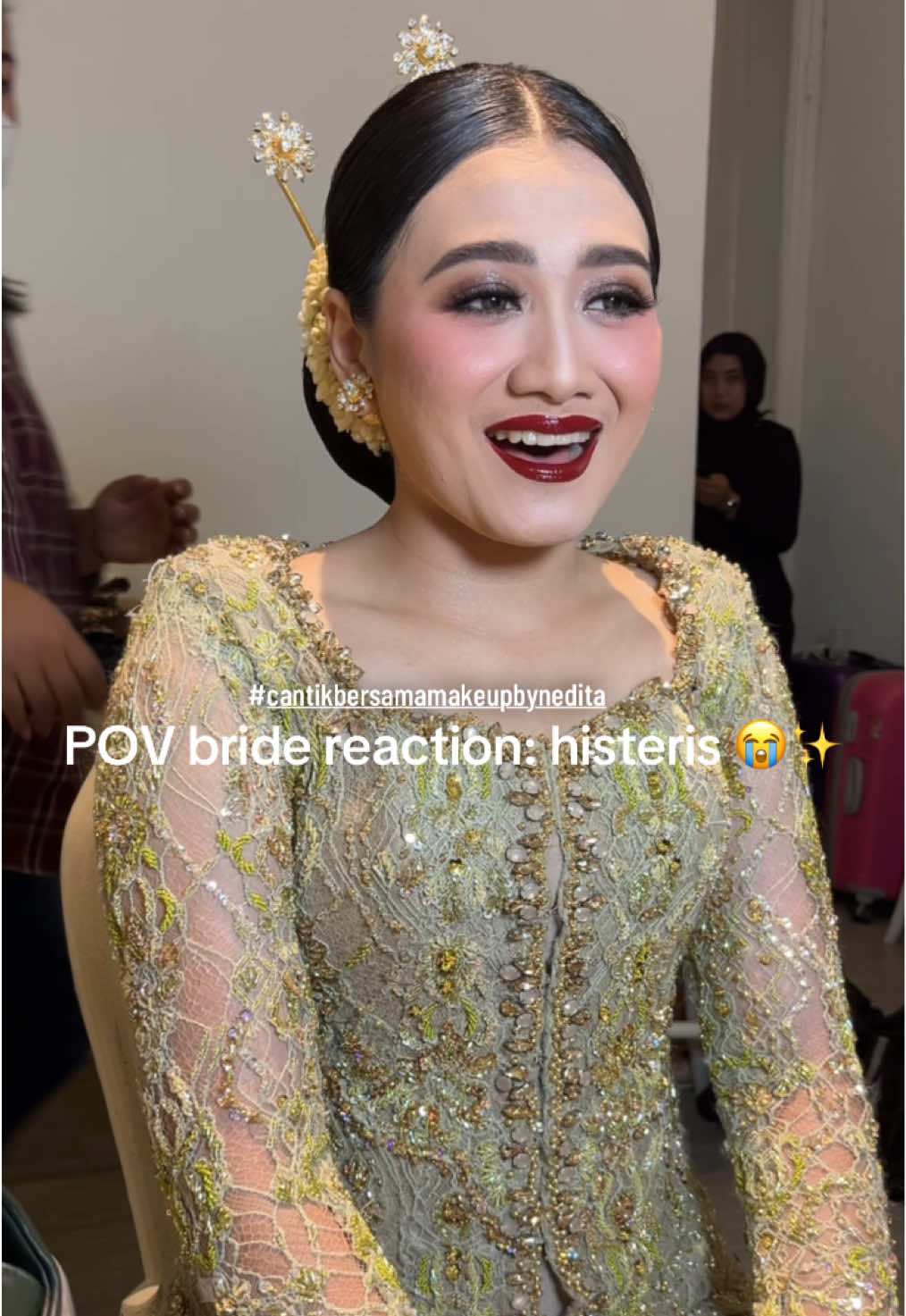 saking senengnya sama makeupnya kaaah ini mba gea? 🤣✨ huhu thankyou soo much for trusting me to be a part of your most important day! 🤍🕊️ #cantikbersamamakeupbynedita  #povbride #povmua #fypシ゚ #muasurabaya #tutorialweddingmakeup 