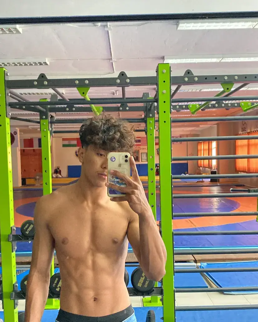 #handsomeboy #cowokganteng #badansixpack #badansixpack #coganindonesia #selebsixpack #cakaelvano #gym #Fitness 