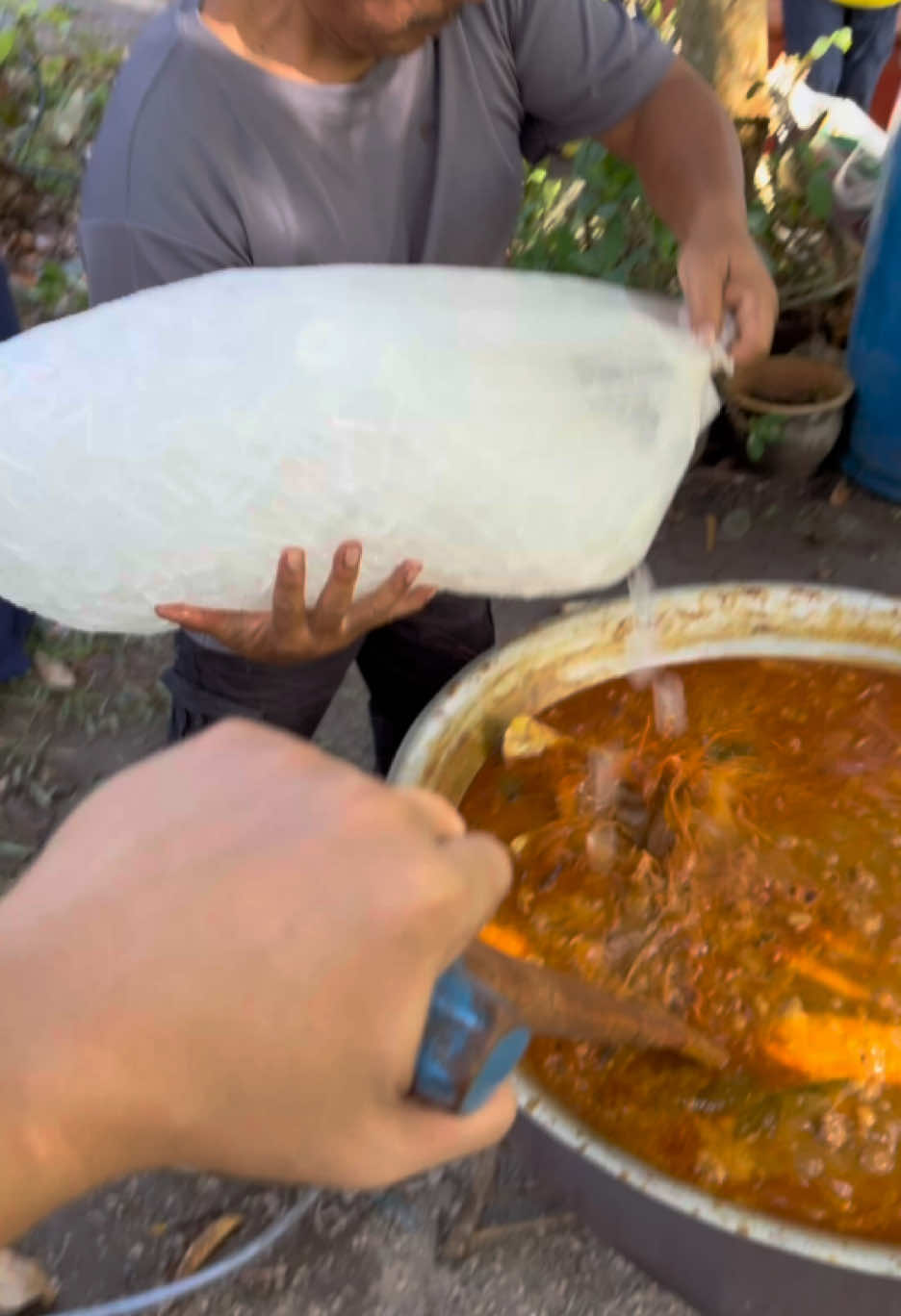 ‘Secret ingredient’ masak di rumah kenduri. 🤔, Gulai ka teh ais? 🤭, Kalo yg rajin masak d rmh kenduri area kedah ni mungkin dh biasa tgk mcm ni. #chef de mission #kendurikahwin #langkawi #gulai #kampung 