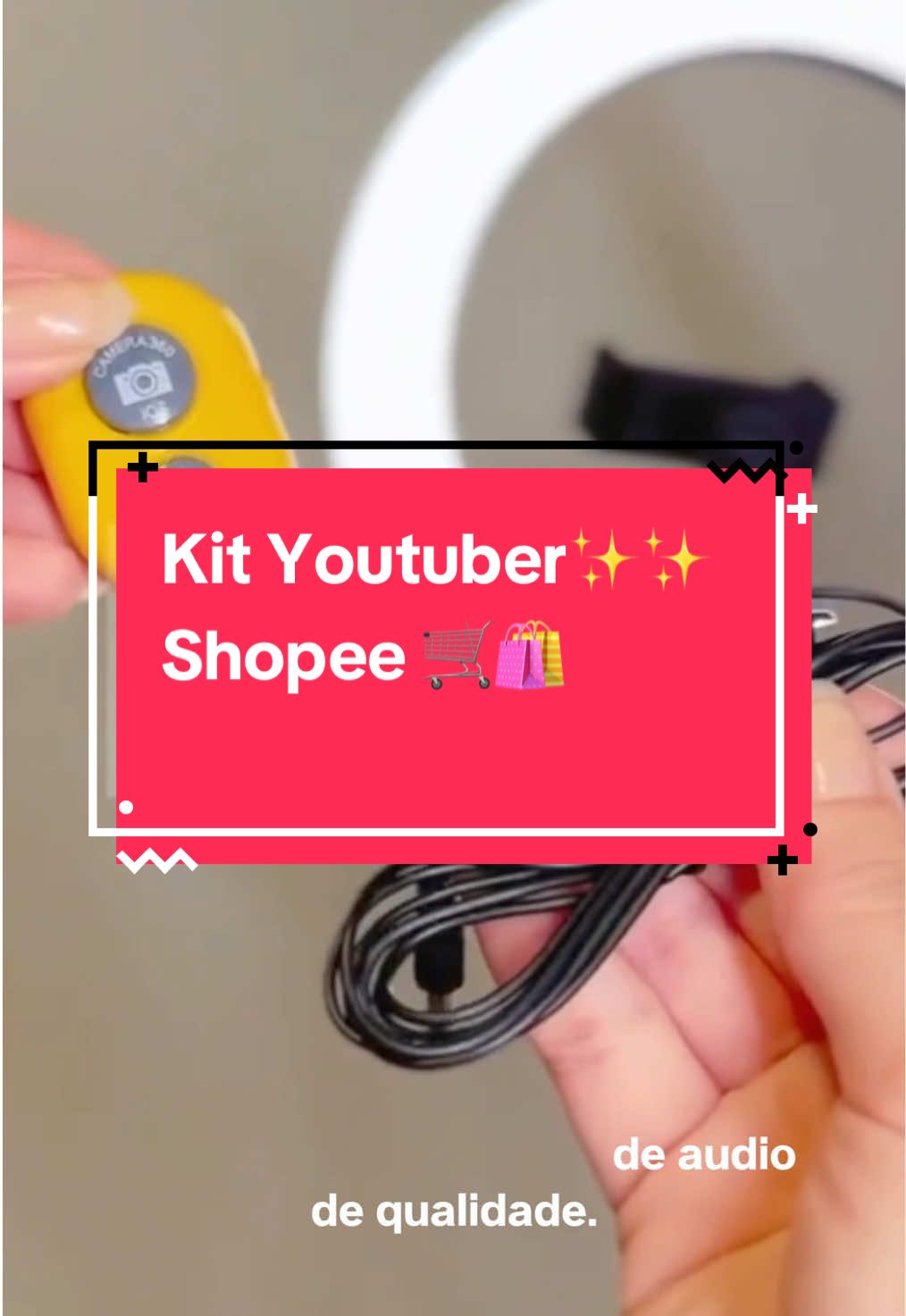 Este incrível Kit Youtuber é perfeito para quem deseja criar conteúdo de qualidade com praticidade. Com um tripé flexível e ajustável, você poderá posicionar seu celular ou câmera no ângulo ideal. A Ring Light proporciona uma iluminação suave e uniforme, ideal para vídeos e fotos profissionais. Além disso, o microfone de lapela garante uma excelente qualidade de áudio em suas gravações. Compatível com dispositivos Android e iOS, este kit é essencial para quem busca se destacar no mundo digital. Adquira já o seu e eleve o nível do seu conteúdo! Itens Inclusos: -    Tripé de 2,10 metros. -   Ring light LED de 10 polegadas (26 cm). -   Mini tripé flexível. -   Controle Bluetooth para disparo remoto. -   Suporte para celular para tripés. -   Suporte para celular para Ring light. -   Microfone de lapela P2/P3 estéreo. UTILIZAR FONTE DE ENERGIA MAXIMO 5V 1A ENVIO ALEATORIO DE MINI TRIPÉ PODE SER 1 FLEXIVEL OU 1 NÃO FLEXIVEL COMO MOSTRA AS FOTOS  Não utilizar carregador turbo, utilizar carregador somente de 5V e 2A, pois pode danificar a Ring Light