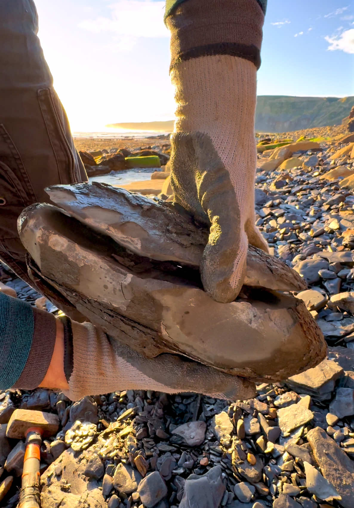 We opened rocks that had been  deposited onto the beach, following a fresh cliff fall! ⛰️ This natural erosion meant we had some limestone to examine 🔨 Take a look and see what was inside! … Unfortunately, no fossils were present, but lots of stunning calcite veins! 💎 