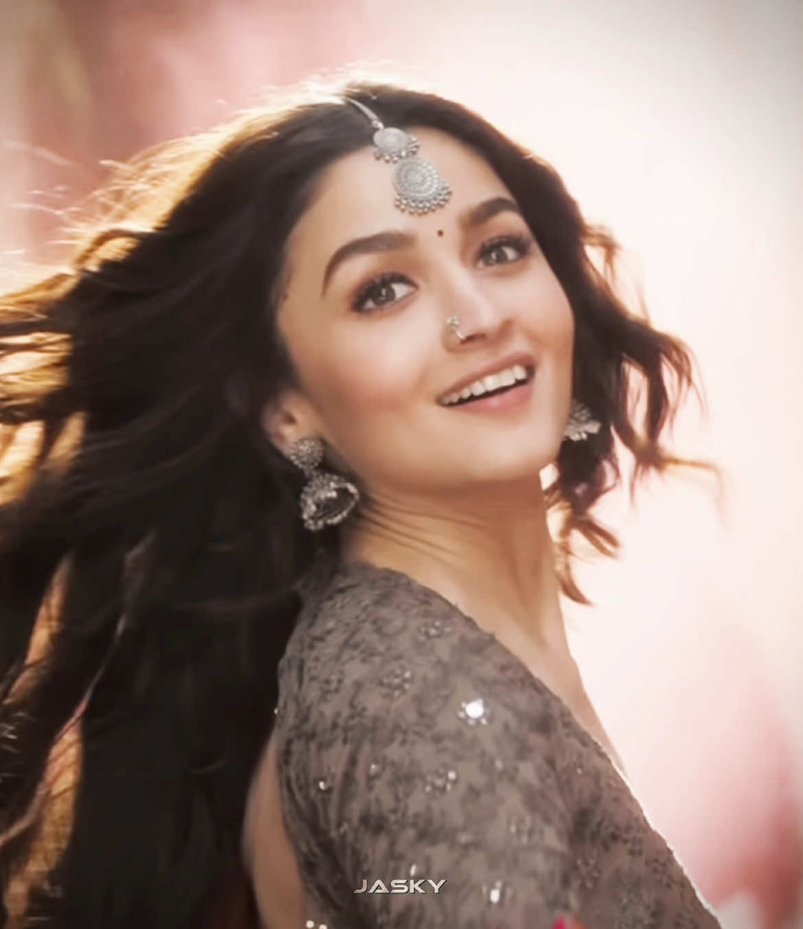 her smile  #kalank #aliabhatt #varundhawan #rajvaadiodhni #gharmorepardeshiya #kalanktitletrack #madhuridixit #bollywood #pretty #aesthetic #jaskyedits #dharmaproductions #browngirl #browntok 